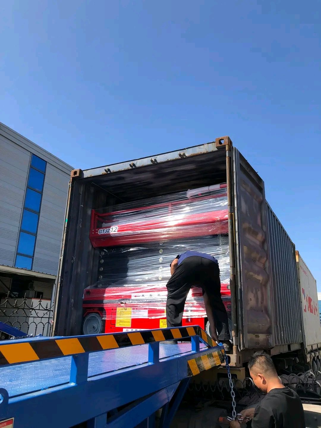 سيزرلفت متوفرة للايجار ومان لفت متوفرة للايجار وكر