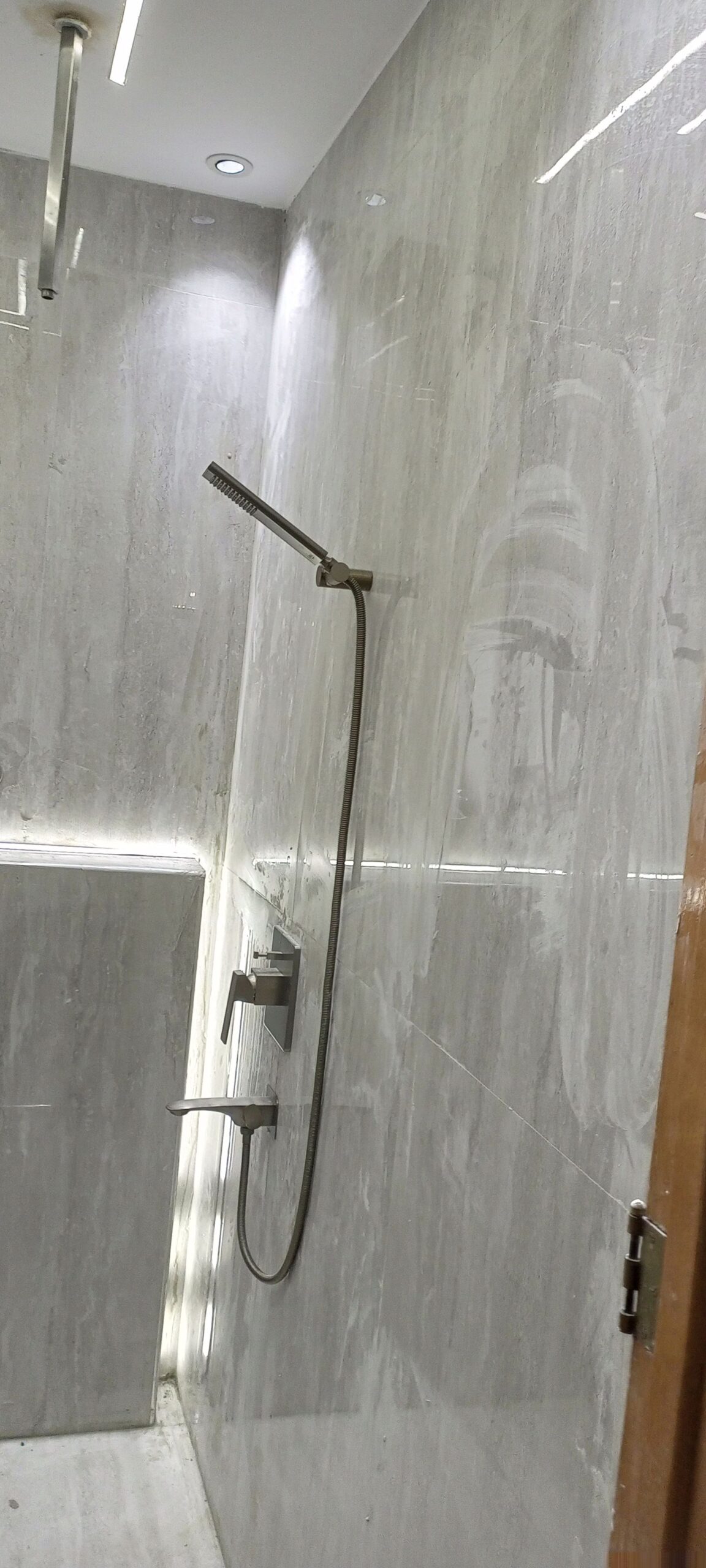 معلم بلاط السيراميك