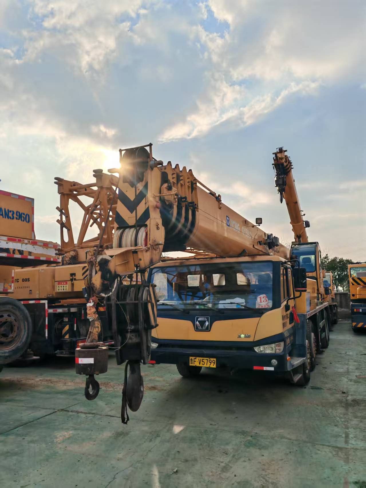 متوفر لدينا جميع المعدات اللايجار من اكبر حجم الي