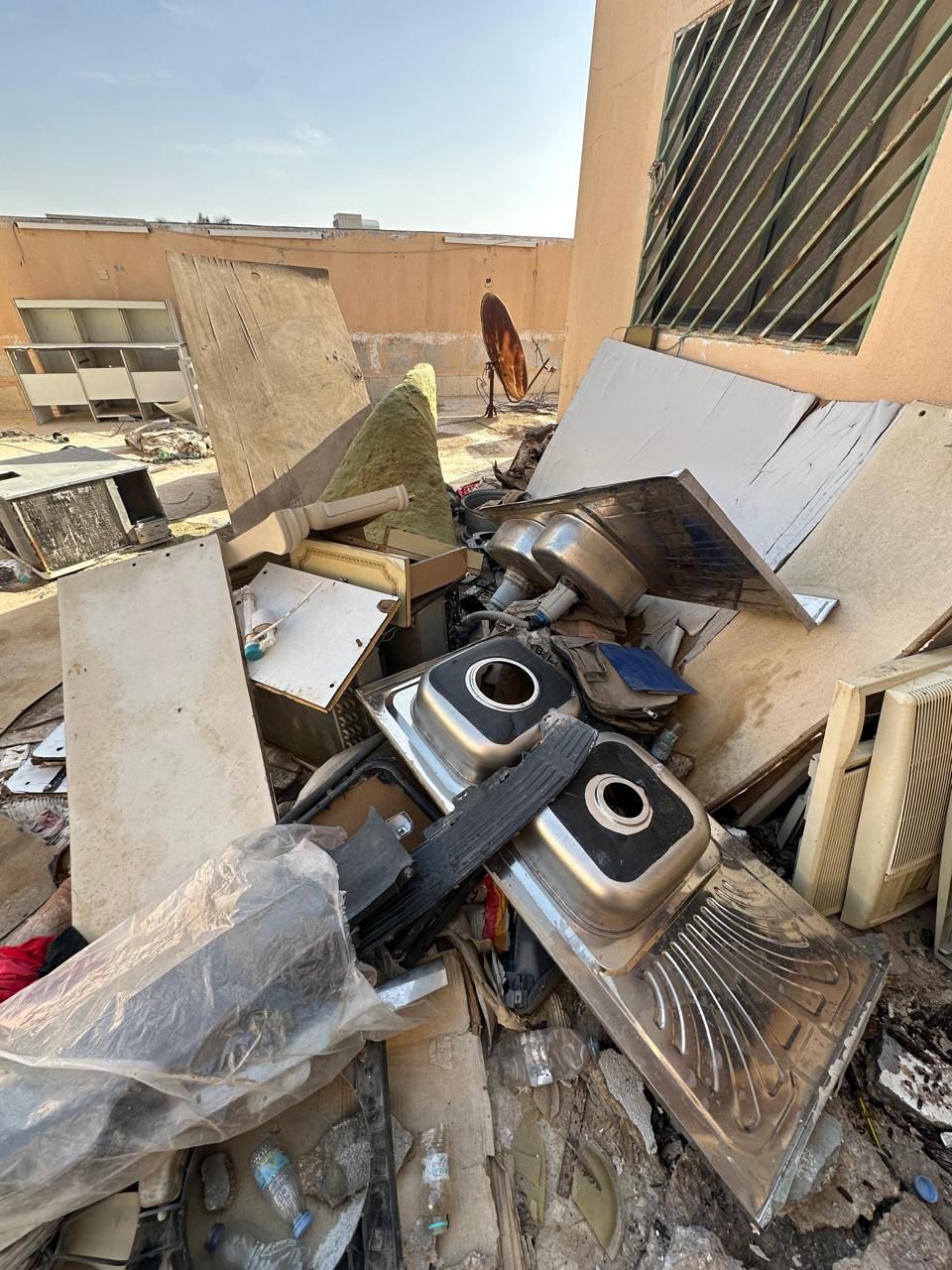 دينا طش تنطيف فلل وقصور وشقق وسطح من الاثاث القديم