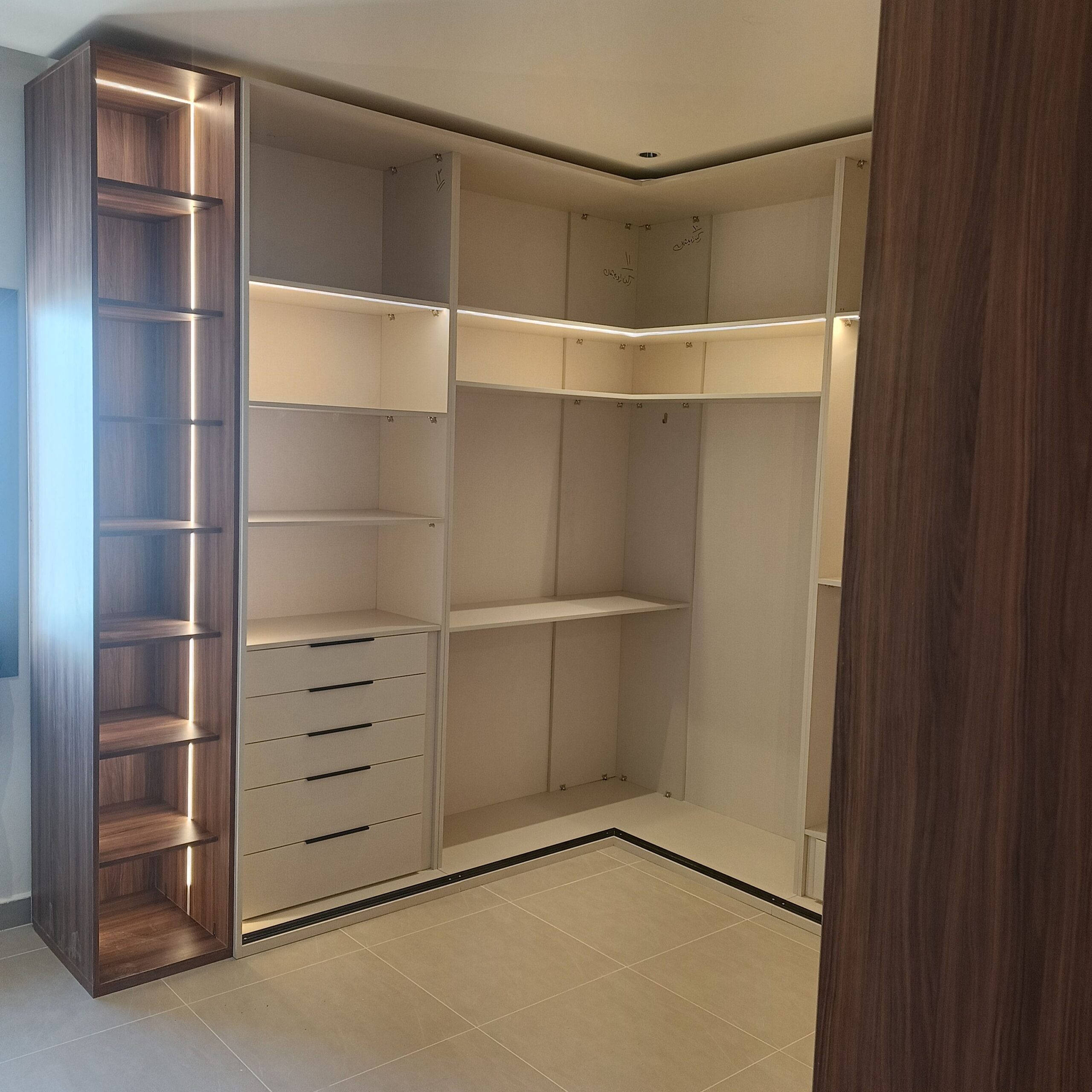 تفصيل غرف نوم وخزائن وديكورات ومجالس وستاير وسراير