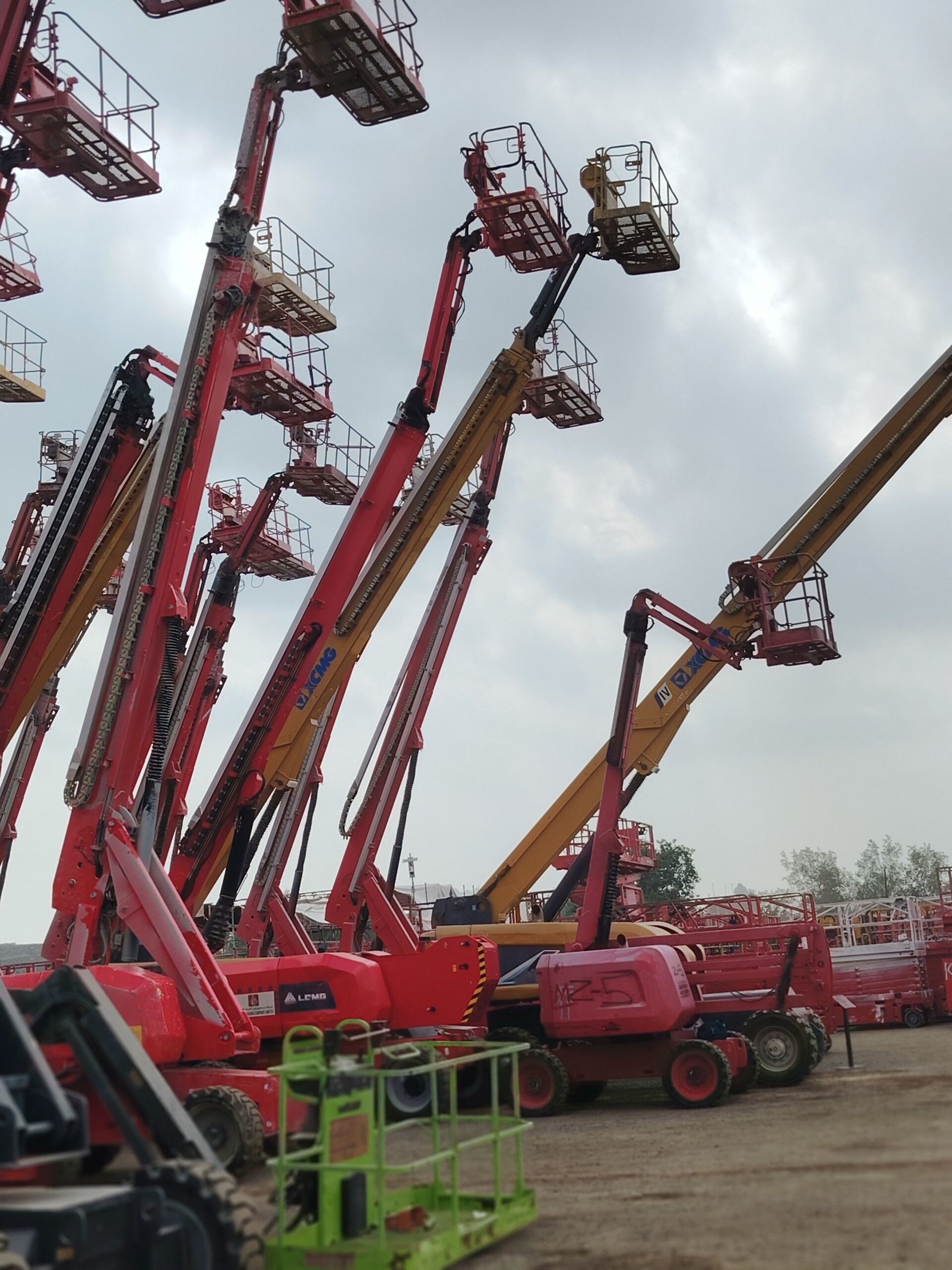 Scissor lifts and manlifts for rental