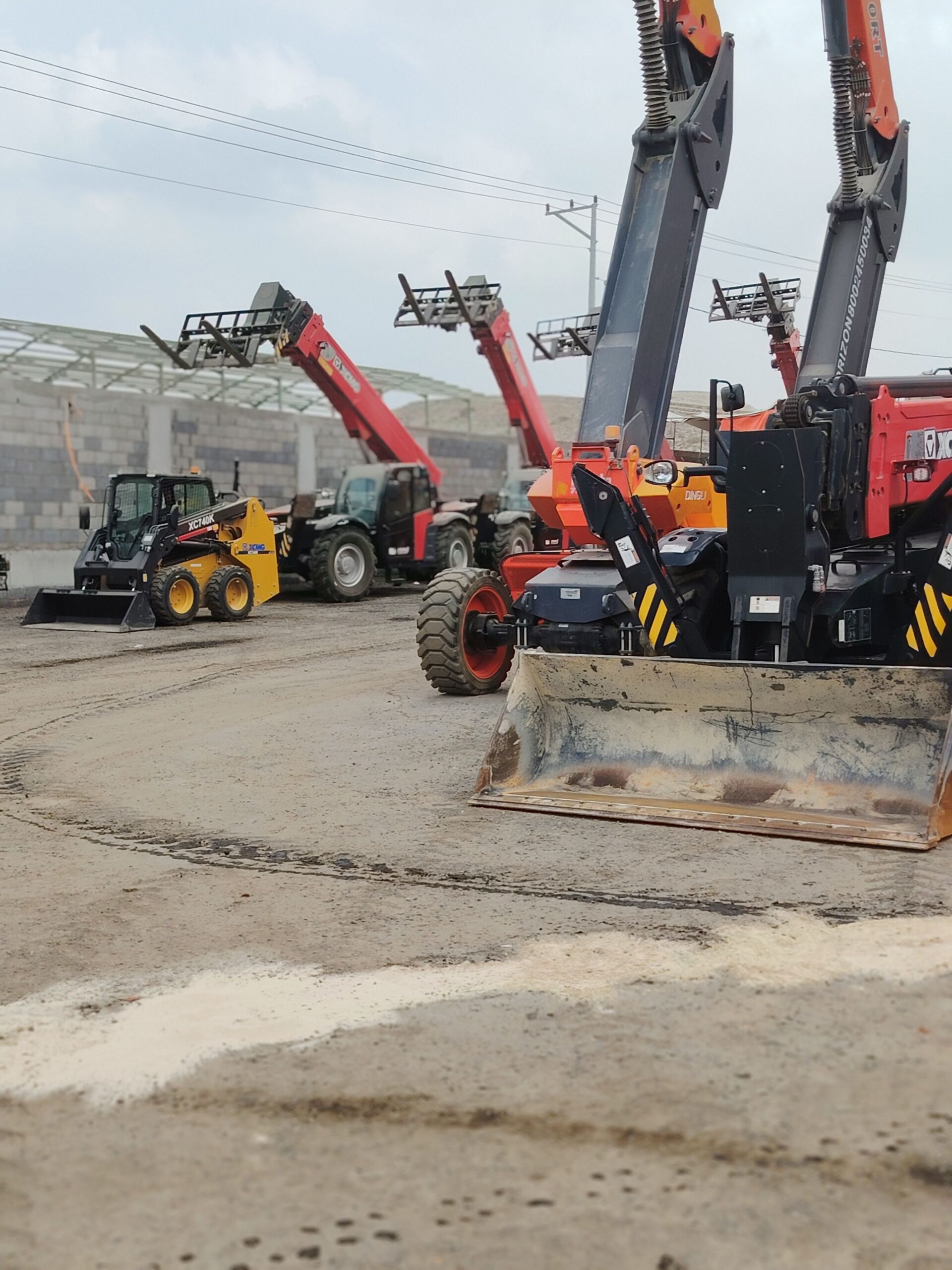 Scissor lifts and manlifts for rental