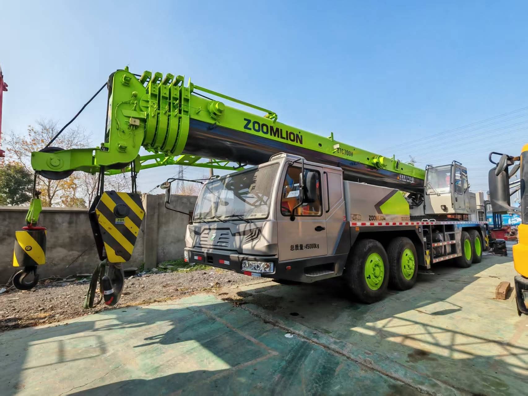 متوفرلدينا جميع المعدات اللايجار من اكبر حجم الي ا