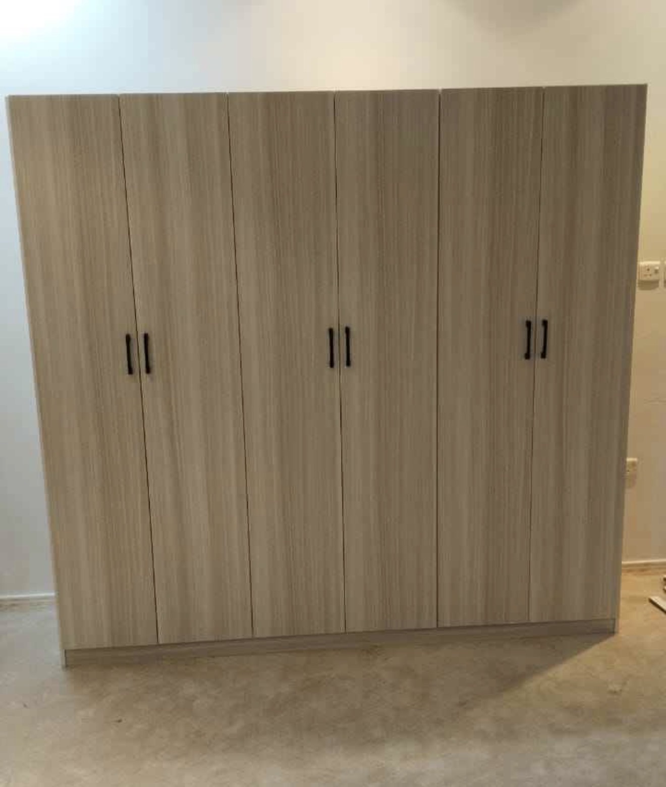 لدينا جميع أنواع خزائن الملابس ذات الستة أبواب