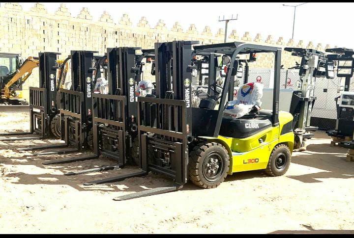 رافعات شوكيه( فوركلفت) تأجير رافعات شوكيه سيزرلفت