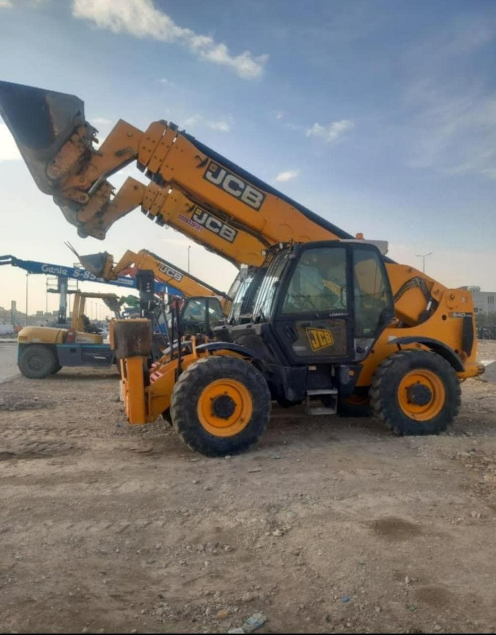 مرلوهات للايجار جي سي بي تليهاندر للايجار رافعات ت