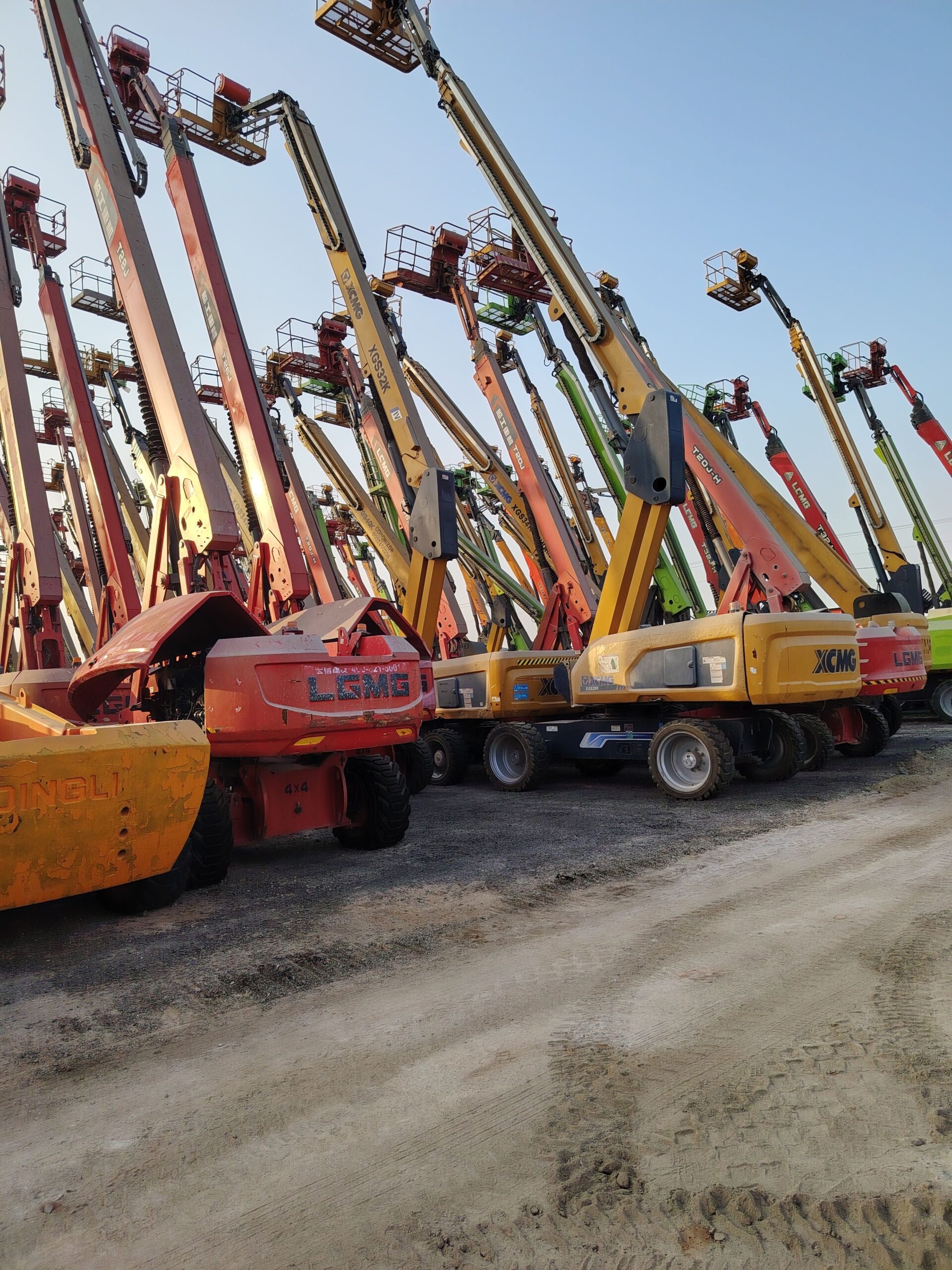 سيزر لفت ومان لفت ورافعات شوكيه scissor lifts and