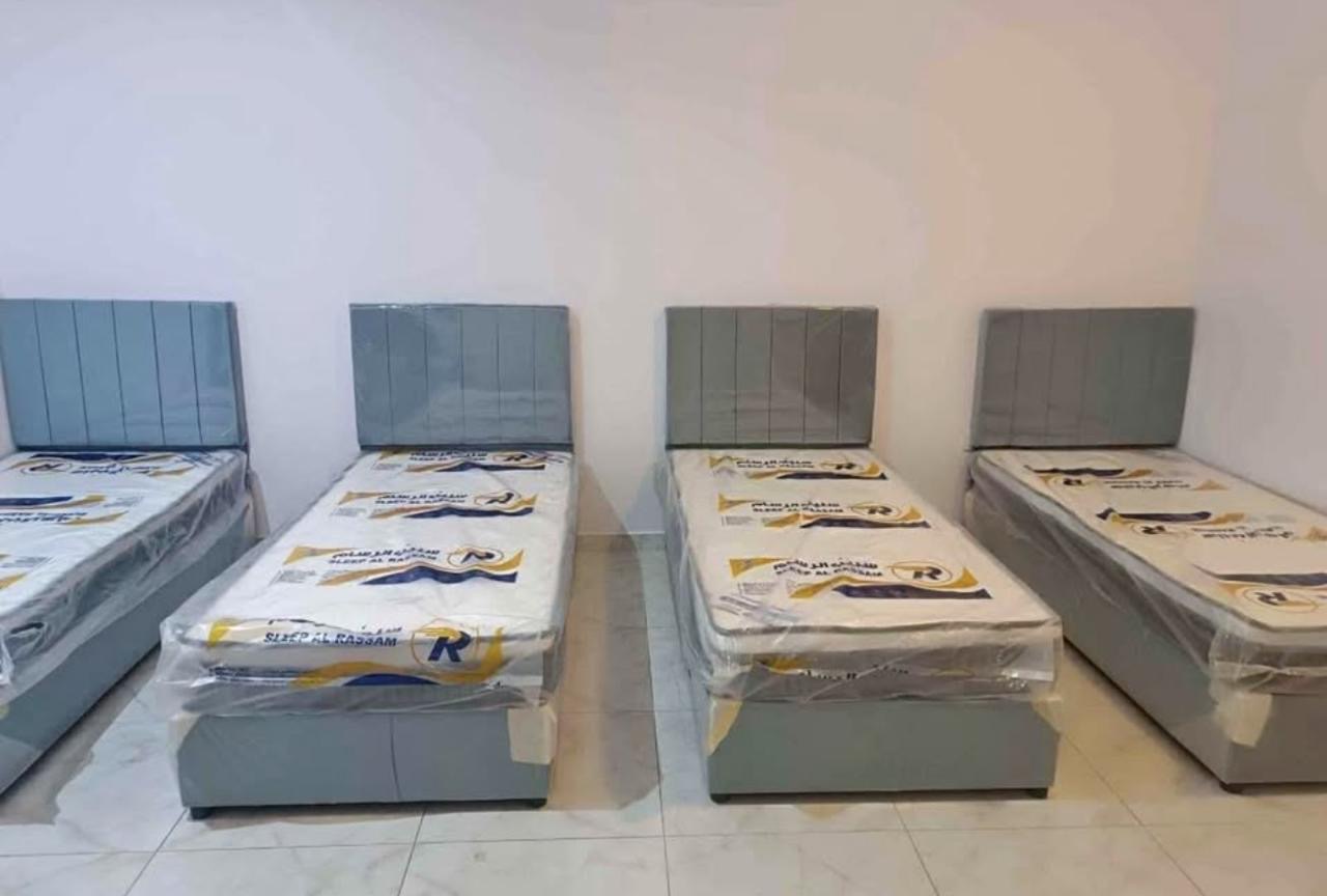 سرير مفرد موجود مع مرتبه ١٥ سينتي طبي