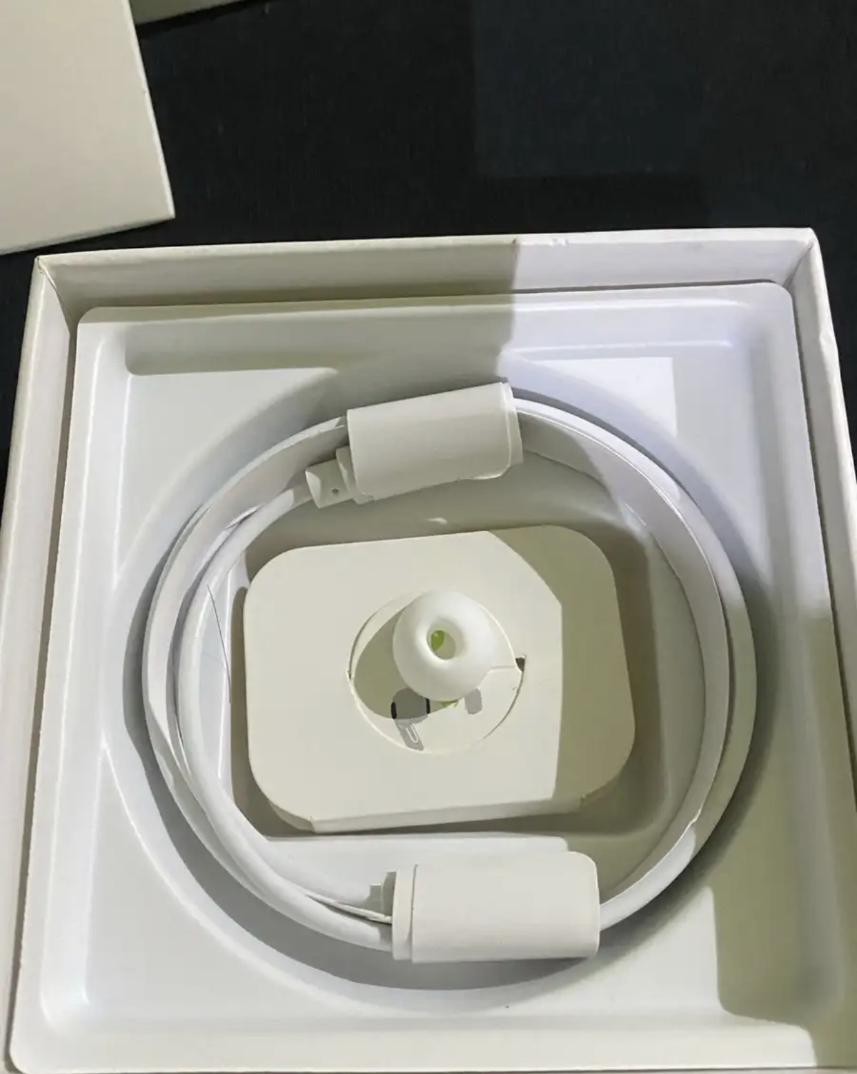 سماعه ايربودز الجيل الثاني جديده بكرتونها امريكيه