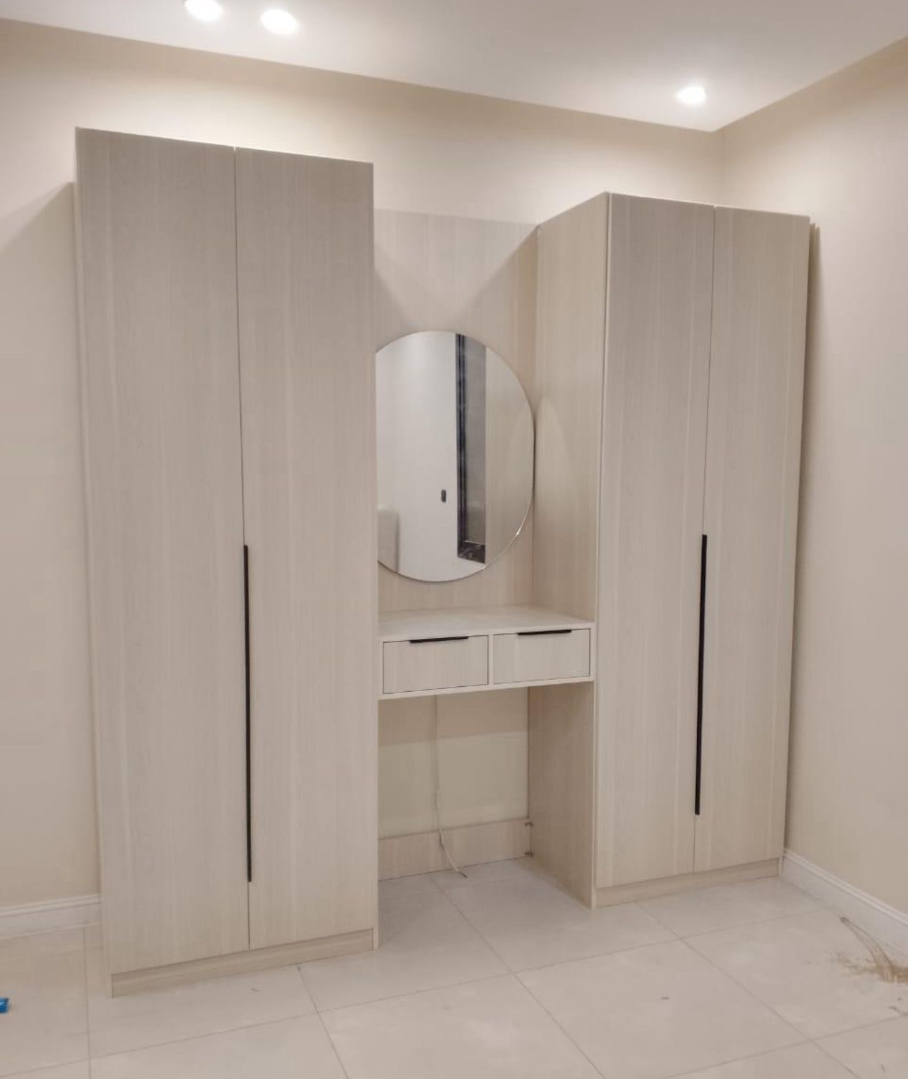 لدينا جميع أنواع خزائن الملابس ذات الستة أبواب