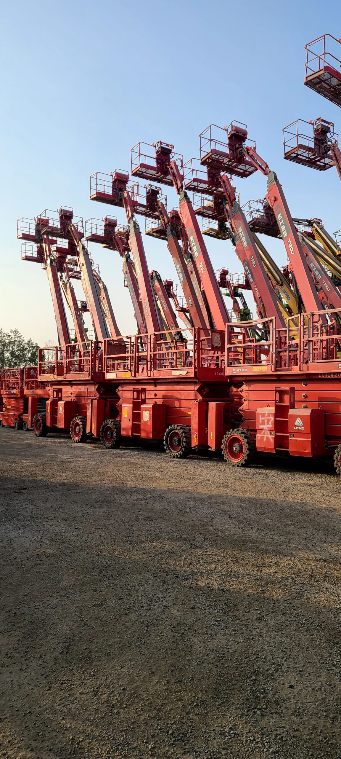 سيزر لفت ومان لفت ورافعات شوكيه وجي سي بي وكرينات