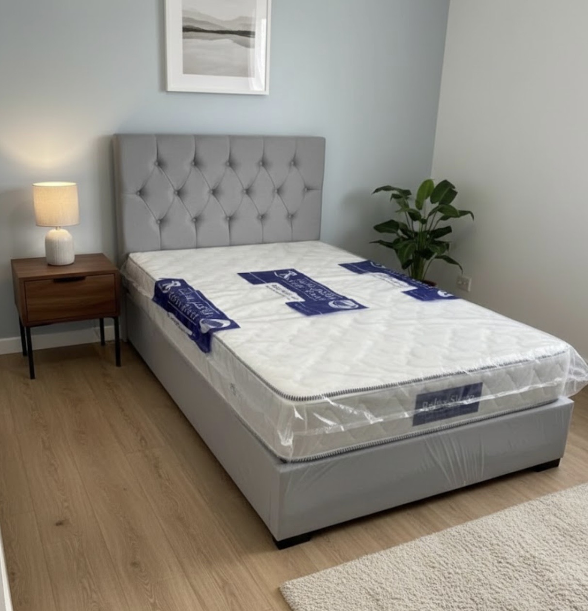 عندي سرير نفر نص متوفر مع مرتبه ٣٥٠ ريال = سرير مق