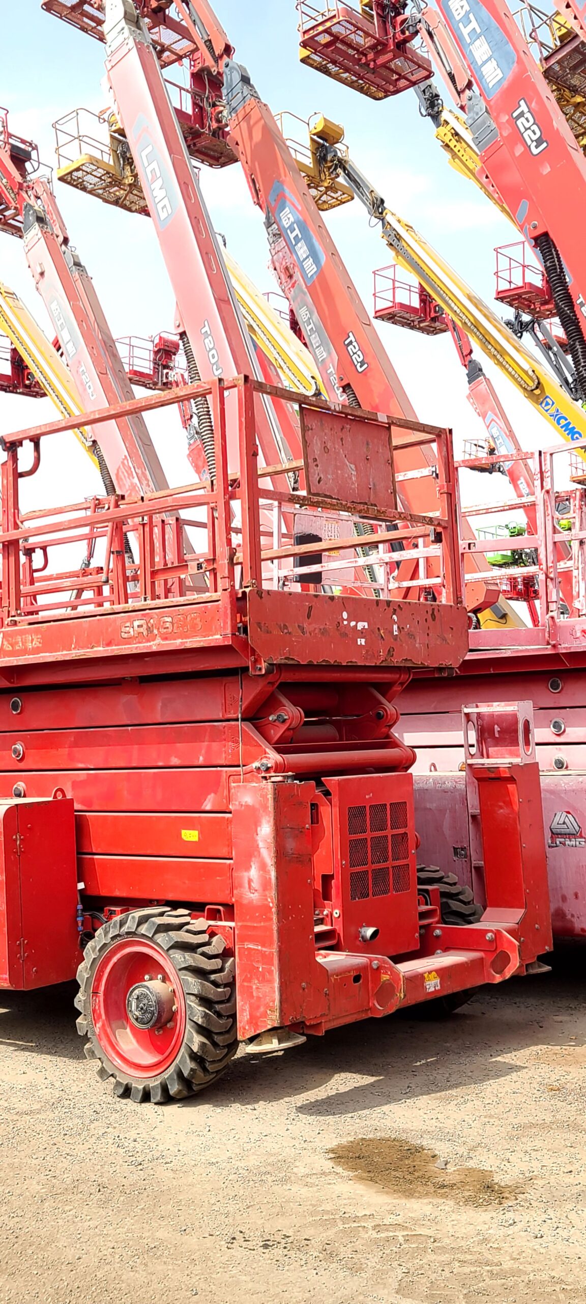 سيزر لفت ومان لفت ورافعات شوكيه وكرينات وجي سي بي