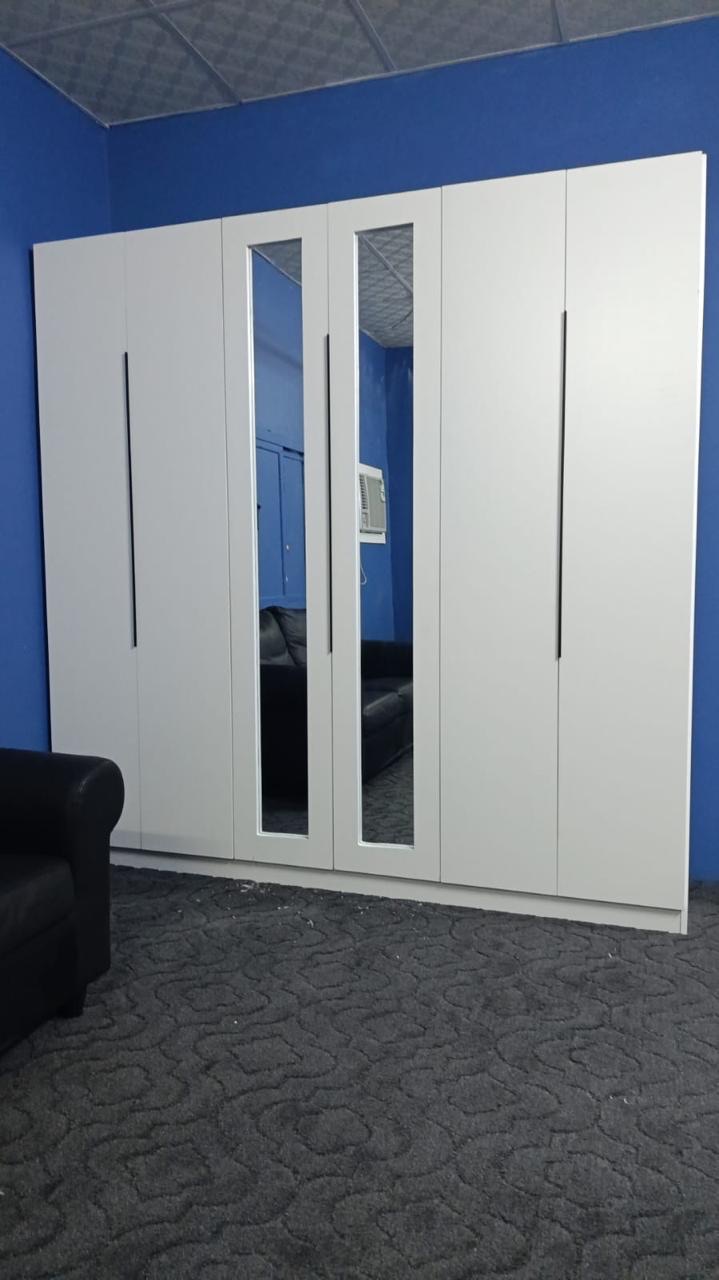 لدينا جميع أنواع خزائن الملابس ذات الستة أبواب