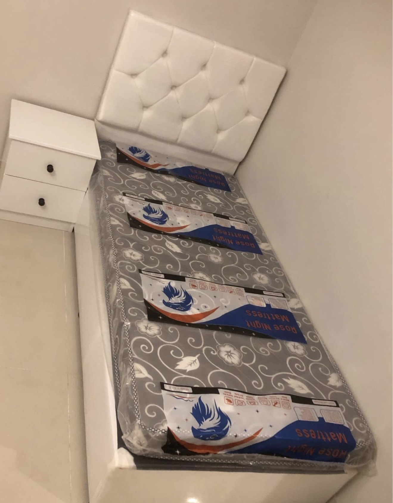 سرير مفرد موجود مع مرتبه ١٥ سينتي طبي