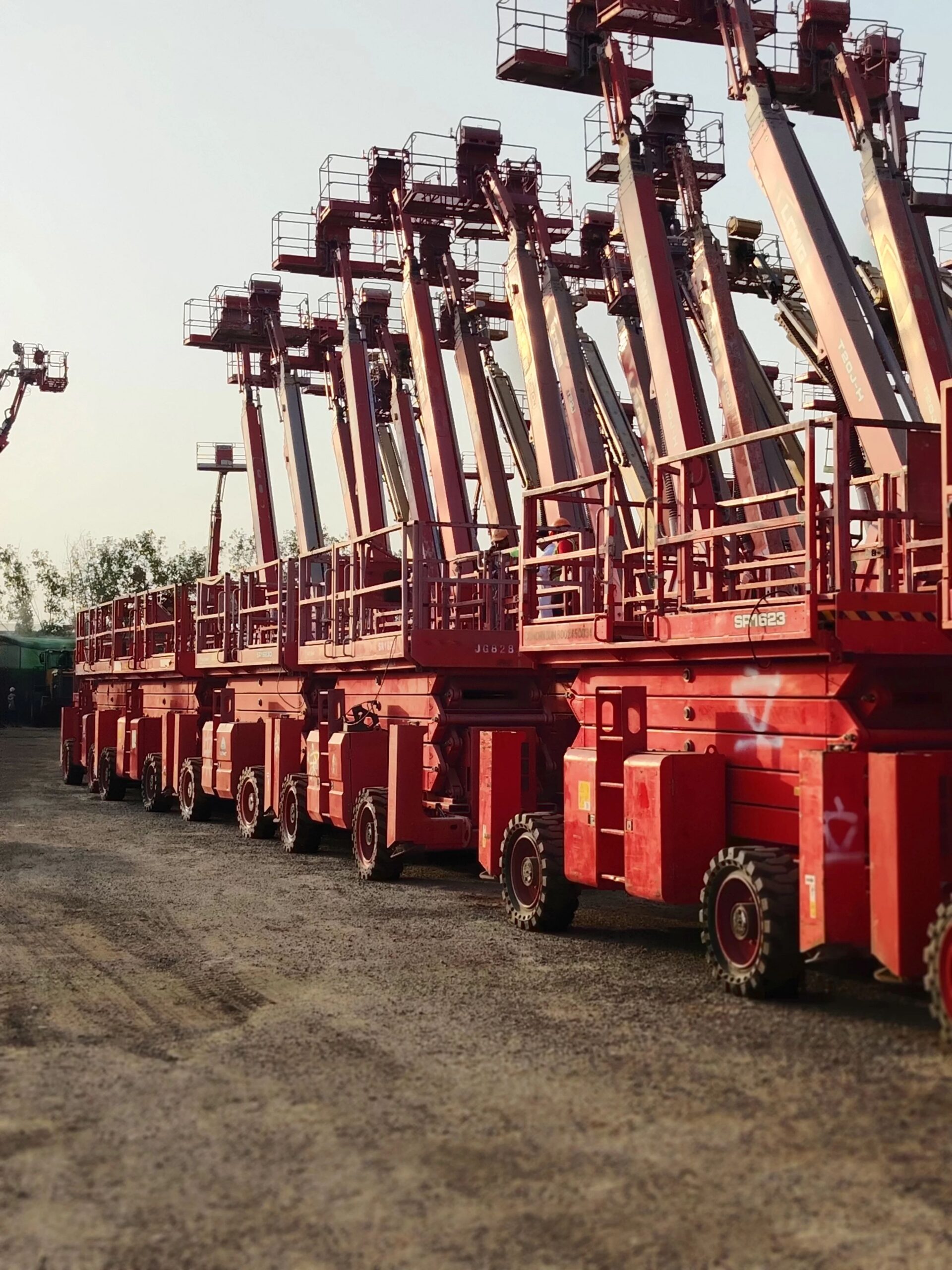 سيزر لفت 12متر 14متر للايجار في جدة و الرياض و الد