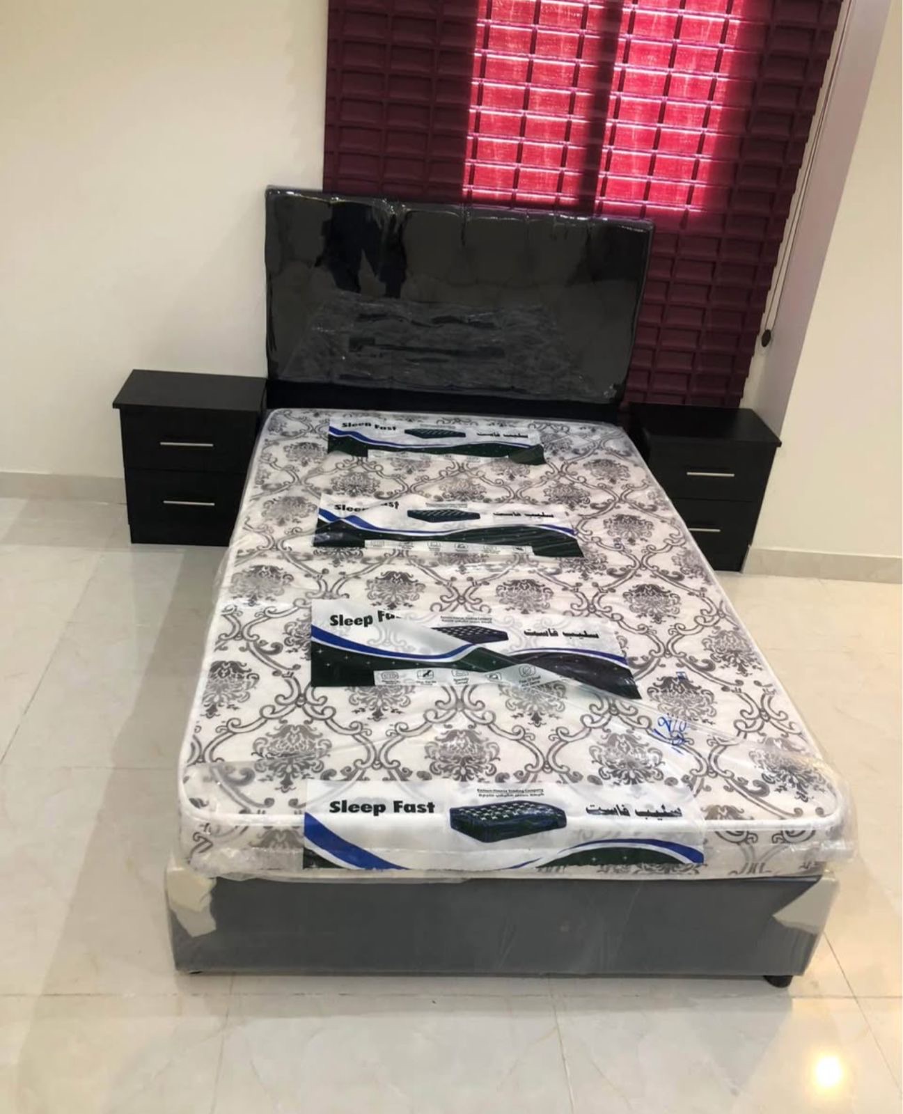 عندي سرير نفر نص متوفر مع مرتبه ٣٥٠ ريال = سرير مق