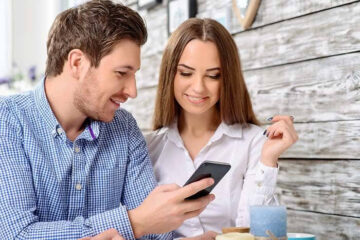 Couple-looking-phone