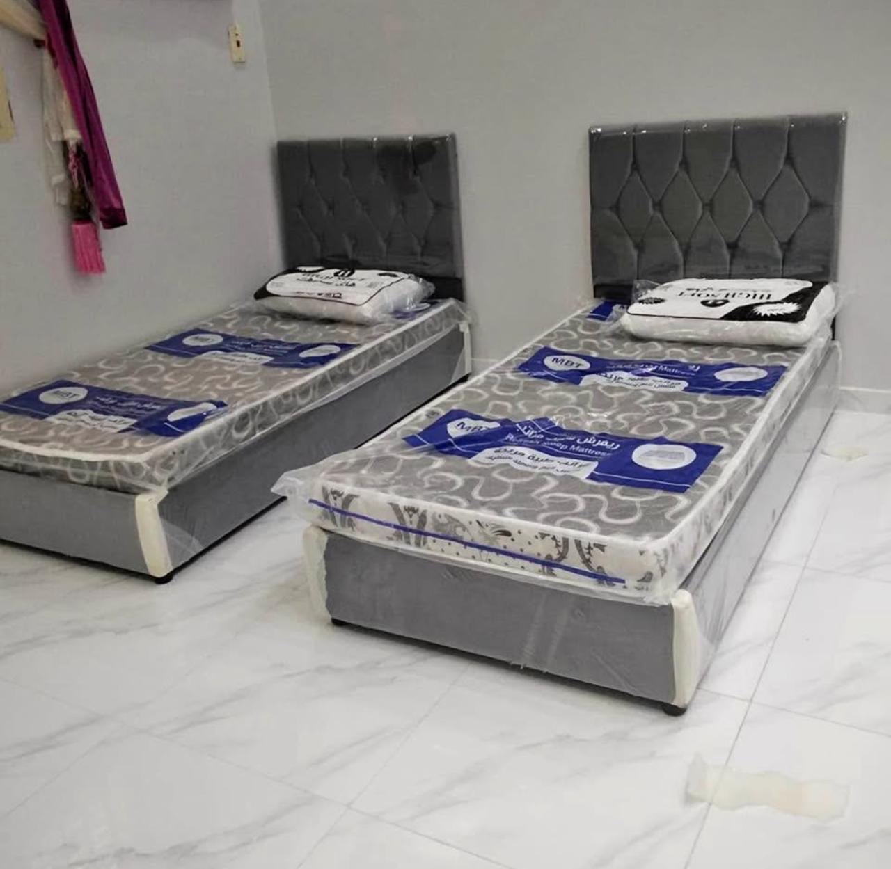 سرير مفرد موجود مع مرتبه ١٥ سينتي طبي