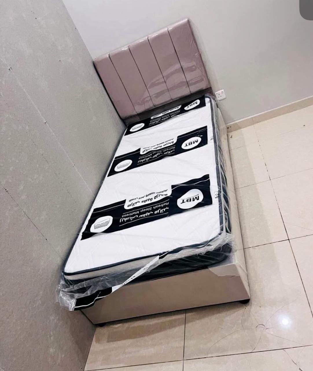 سرير مفرد موجود مع مرتبه ١٥ سينتي طبي