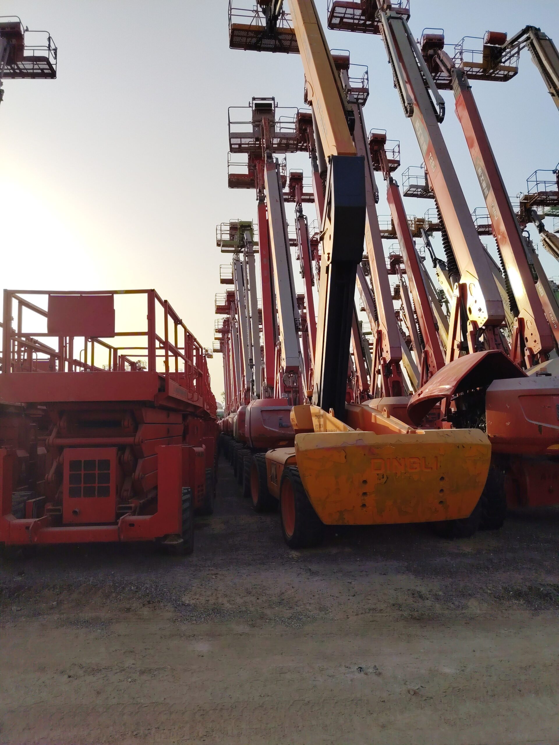 سيزر لفت ومان لفت ورافعات شوكيه scissor lifts and