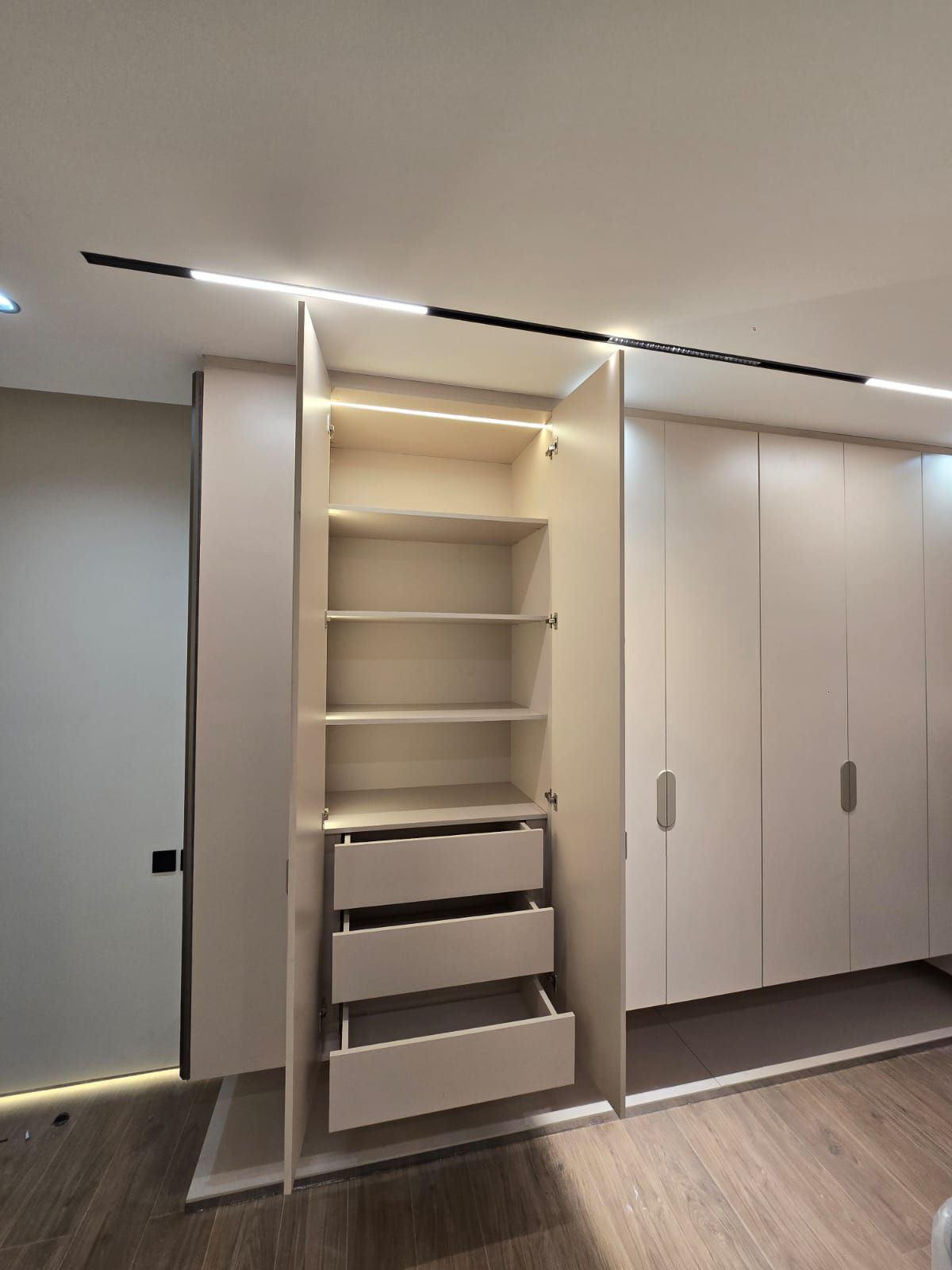 تفصيل غرف نوم وخزائن وديكورات ومجالس 0510102274