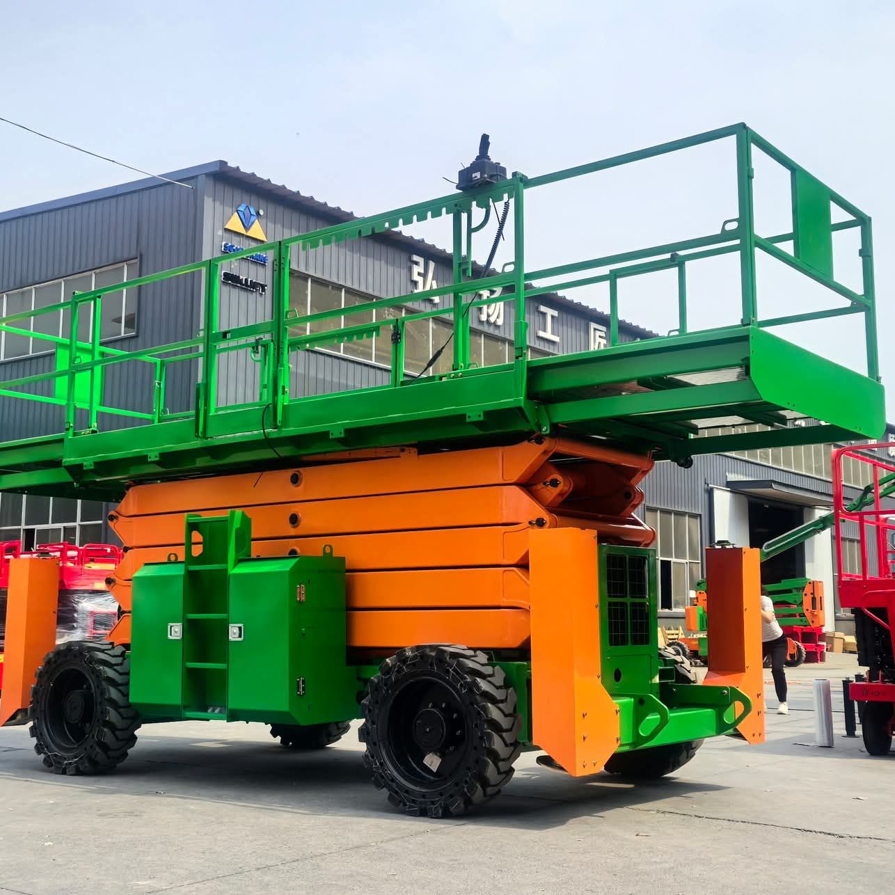 سيزر لفت ومان لفت ورافعات شوكيه وتيليهندلر جي سي ب