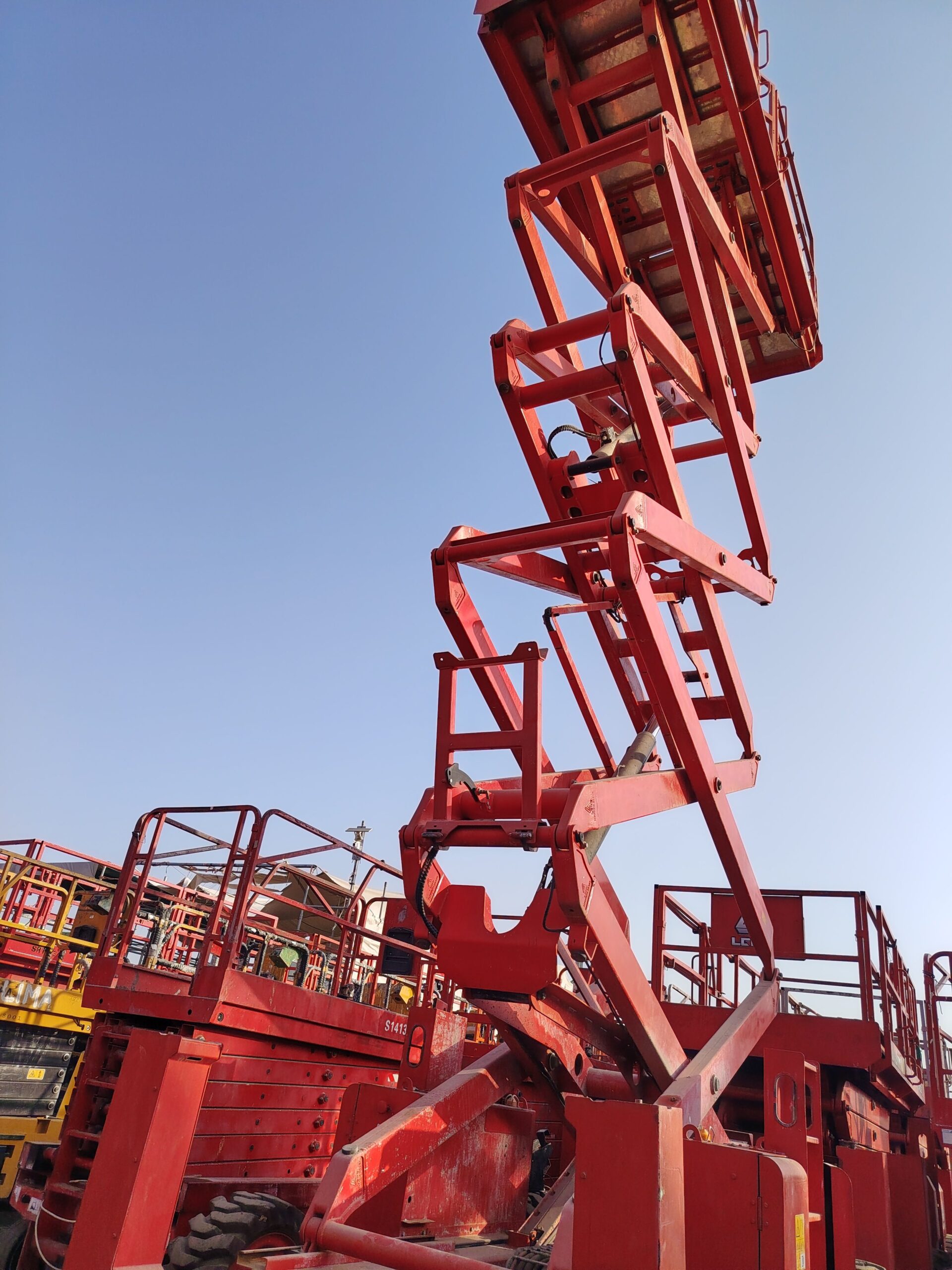 سيزرلفت ومان لفت ورافعات شوكيه وجي سي بي وبوم تراك