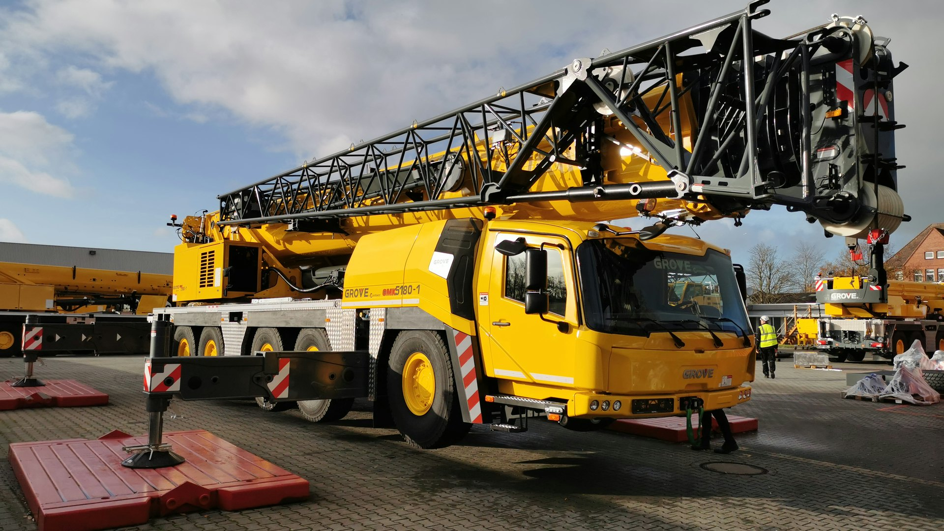 Manlift Forklift Scissor Lift Crane Rental Jeddah