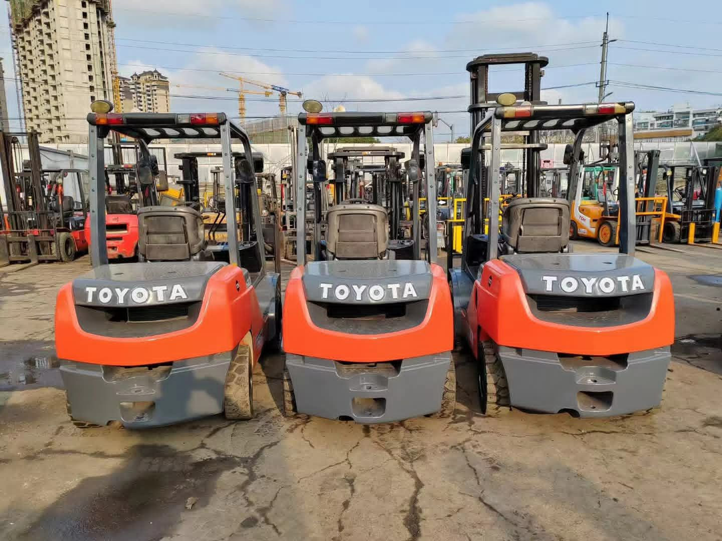 تأجير رافعات شوكية و كرينات و جي سي بي في الرياض