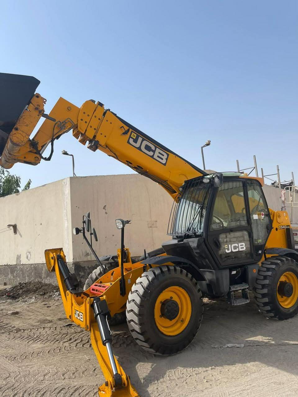 رافعات شوكية و جي سي بي للايجار في المدينة المنورة