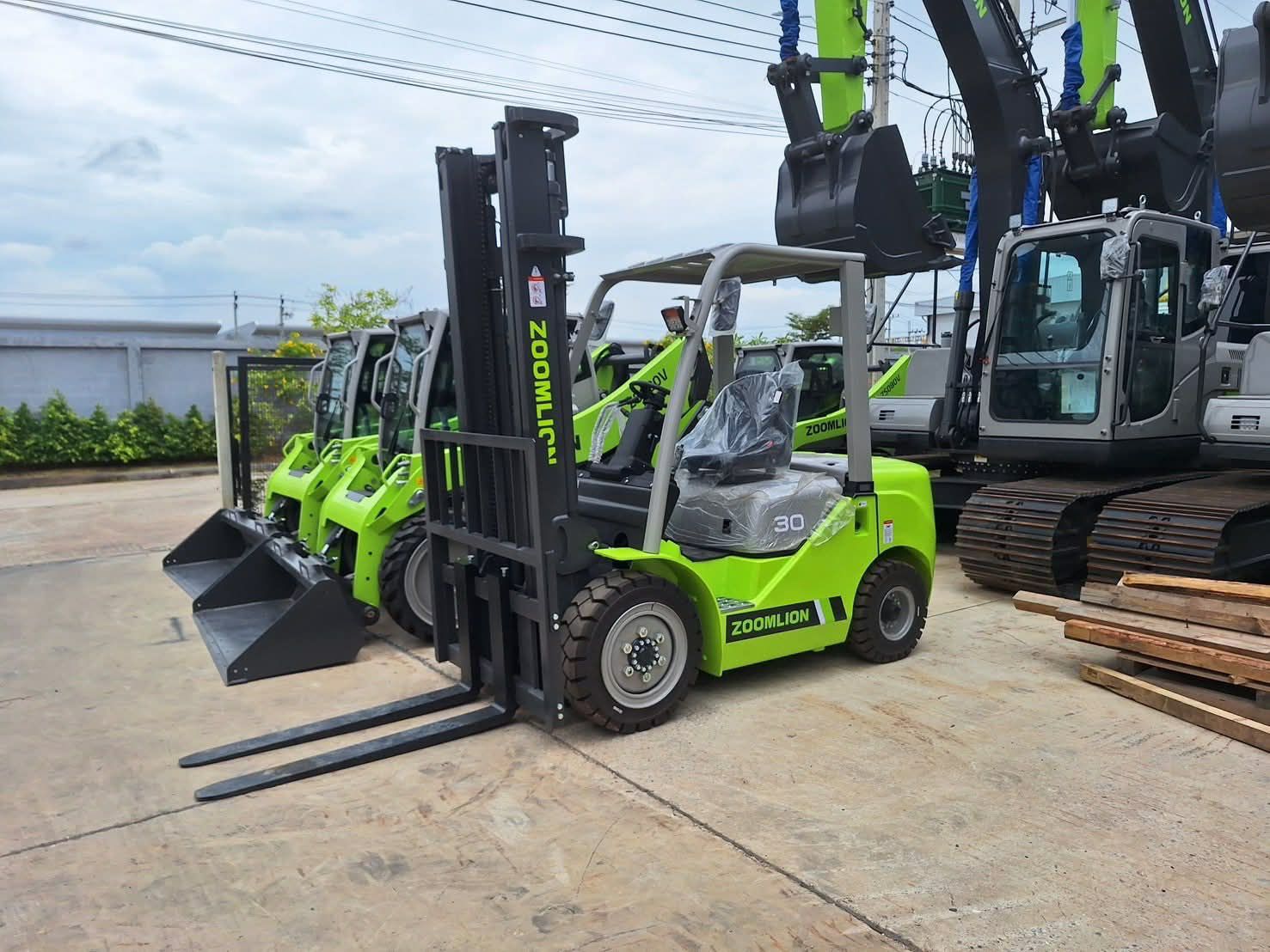 Manlift Scissor Lift Crane Forklift rental Dammam