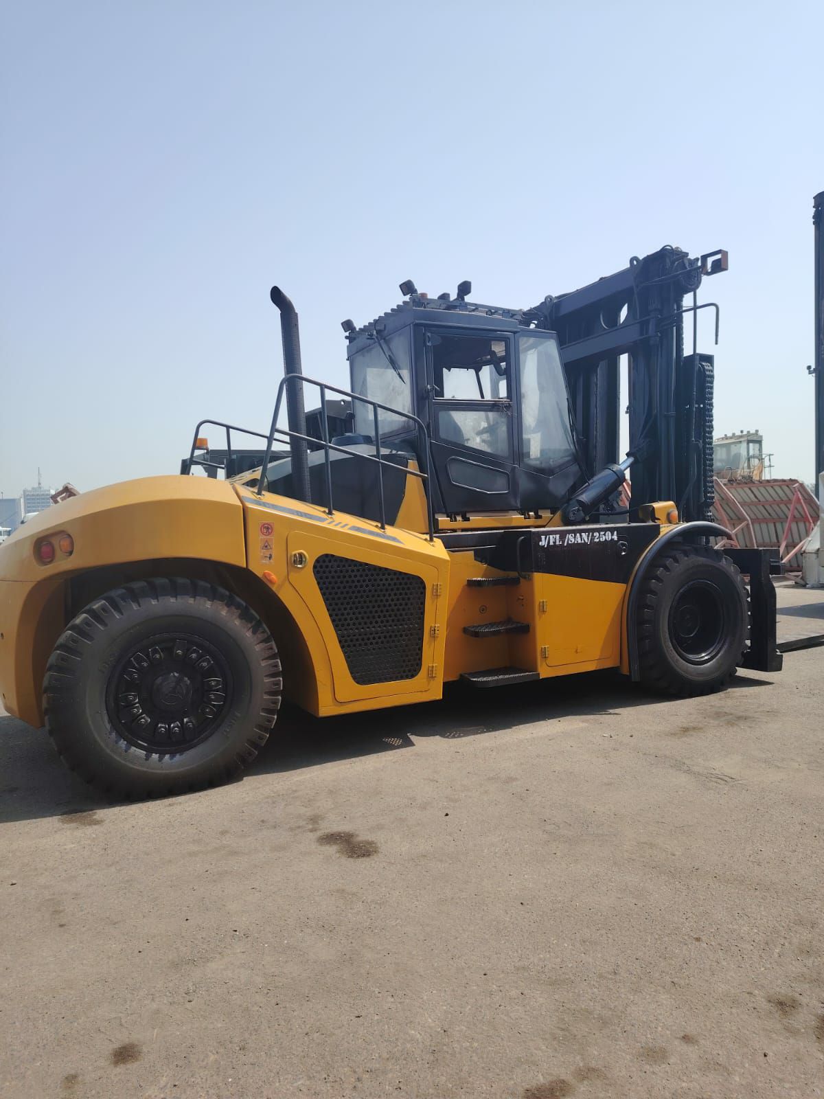 فوركلفت رافعات شوكيه للايجار 1.5طن2.5طن3طن5طن7طن10