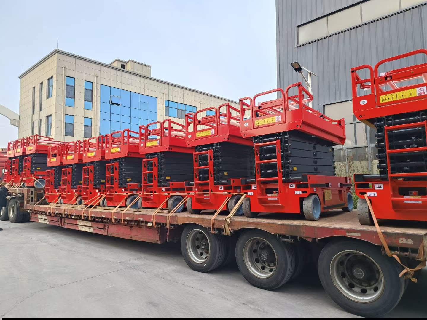 سيزرلفت 12متر للايجار في الدمام والخبر والهفوف وال