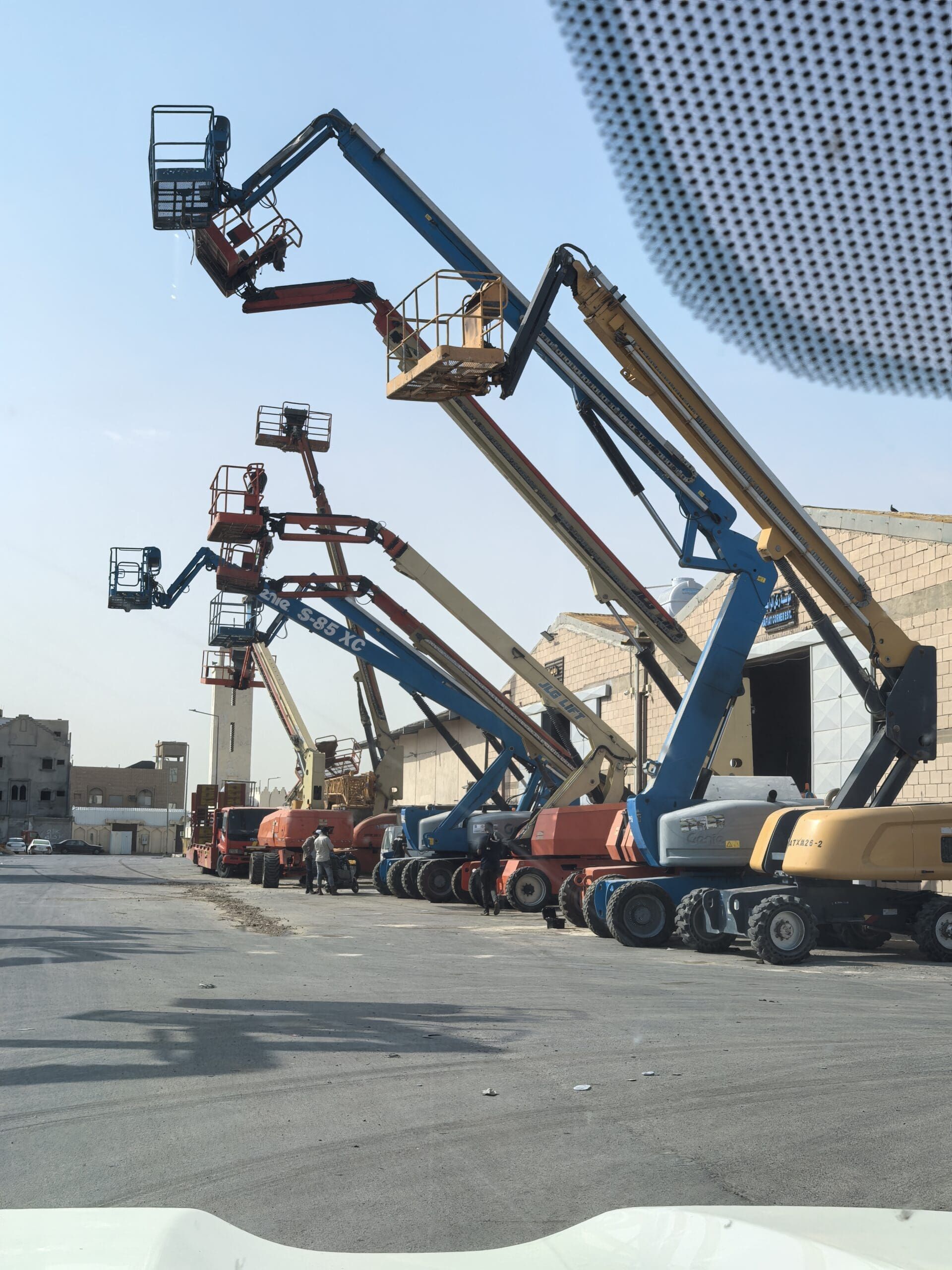 مان لفت و فوركفلت و سيزر لفت للإيجار في الدمام _