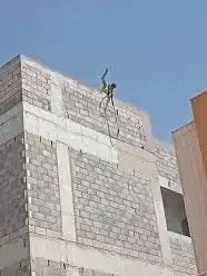 يوجد لدينا كمبروسر هواء تكسير وترحيل وضر