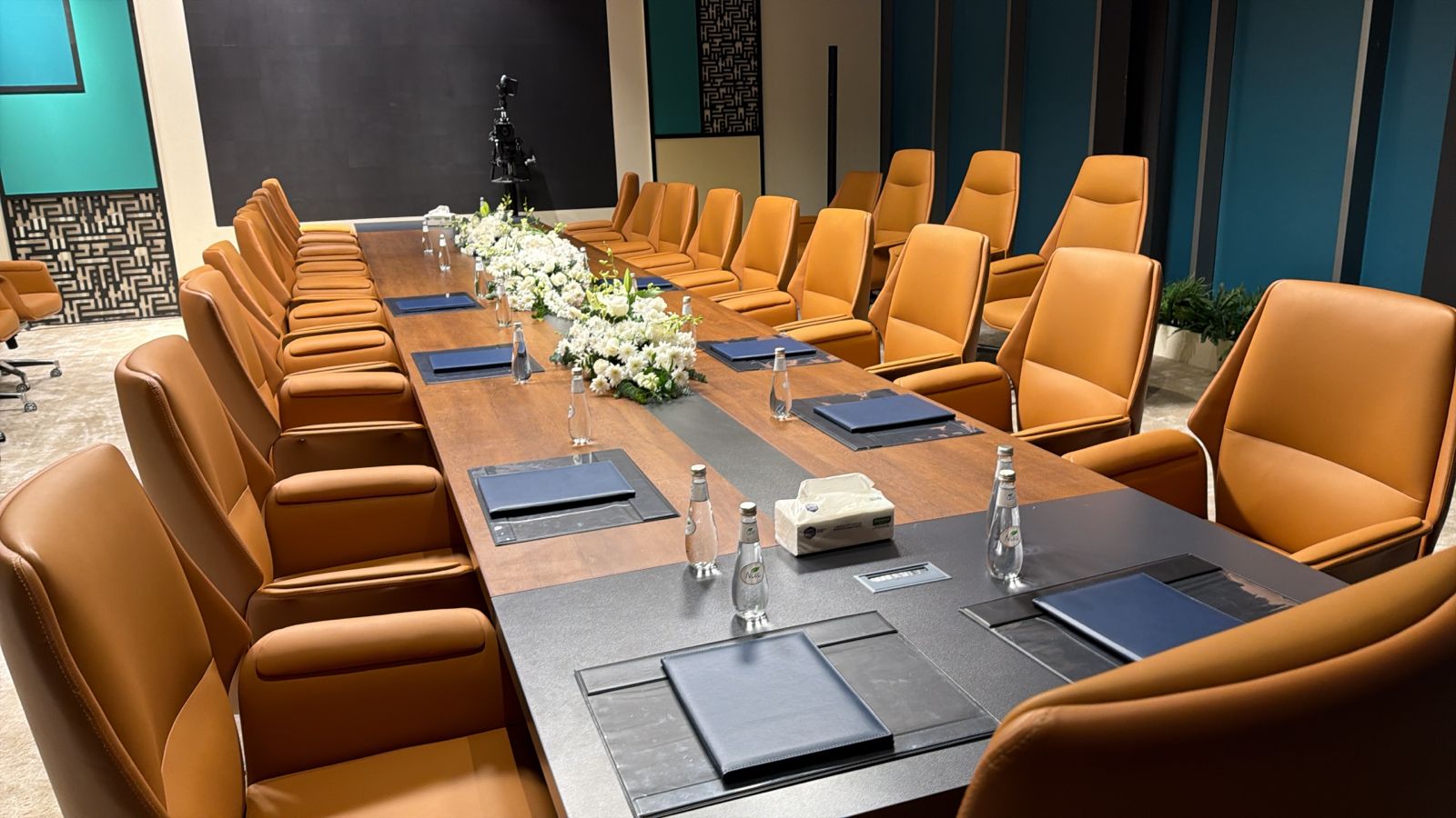 كراسي اجتماعات رسمية وتجهيز قاعات كاملة