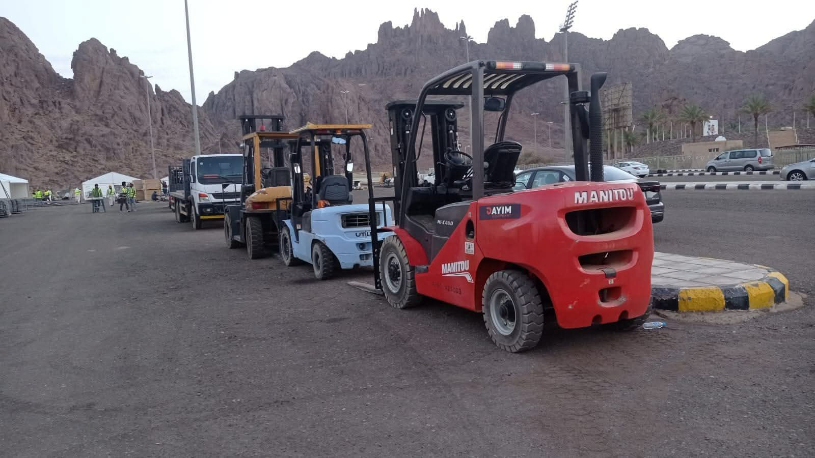 رافعات شوكية و جي سي بي للايجار في المدينة المنورة