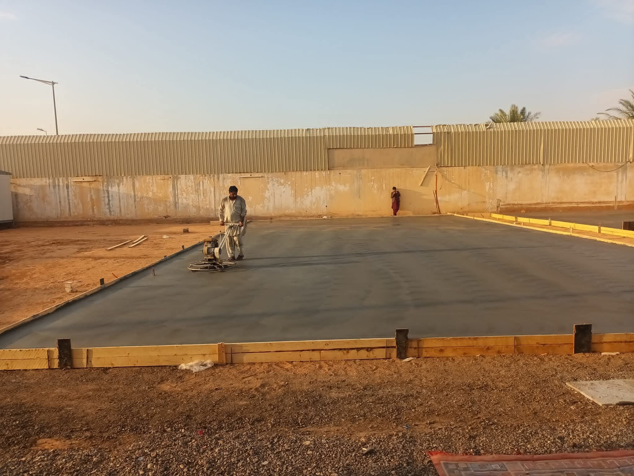 مقاول ناصر خان باکستانی صبات الاضيات الخرسانة صبة