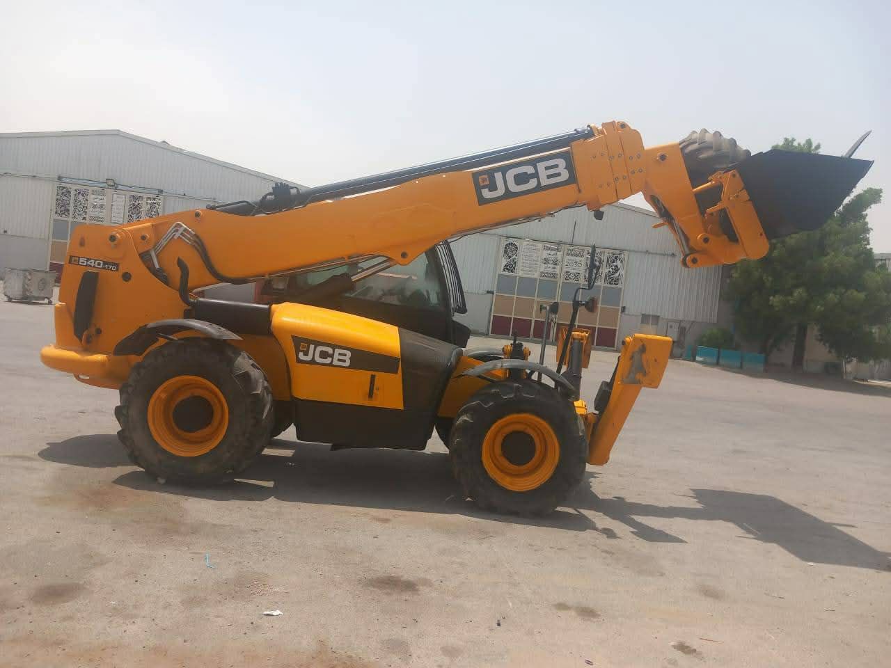 رافعات شوكية و جي سي بي للايجار في الرياض