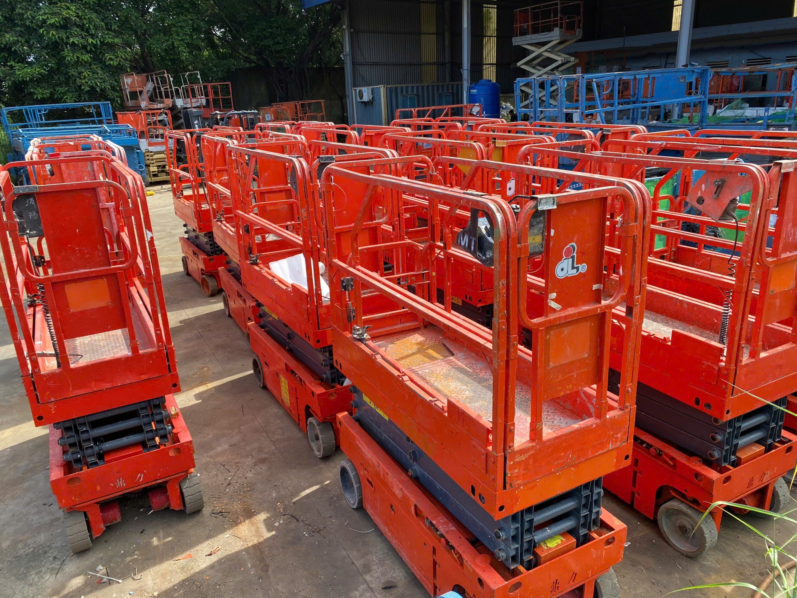 كرينات و سيزر لفت و مانلفت و فوركيفلت للايجار في ا