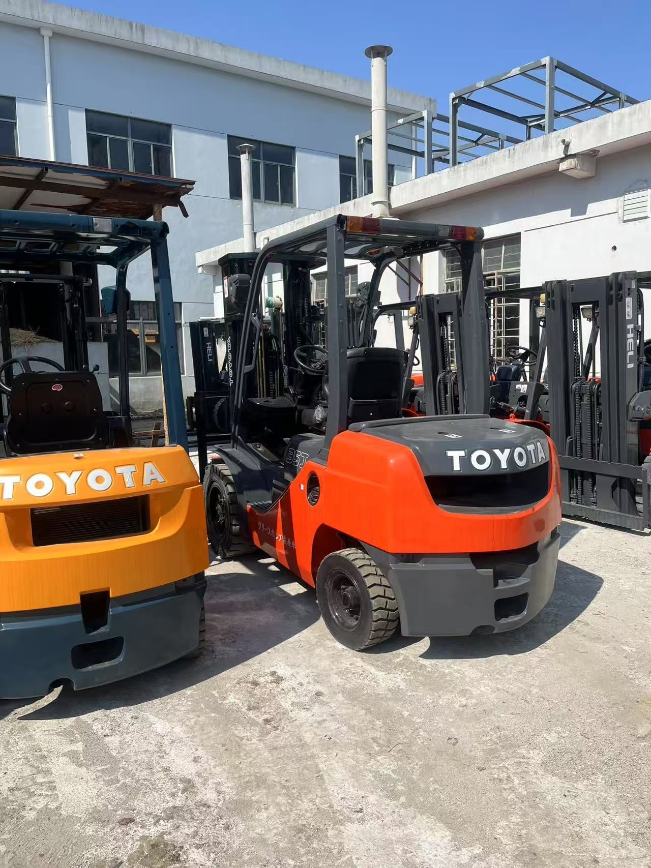 تأجير رافعات شوكية و كرينات و جي سي بي في الرياض