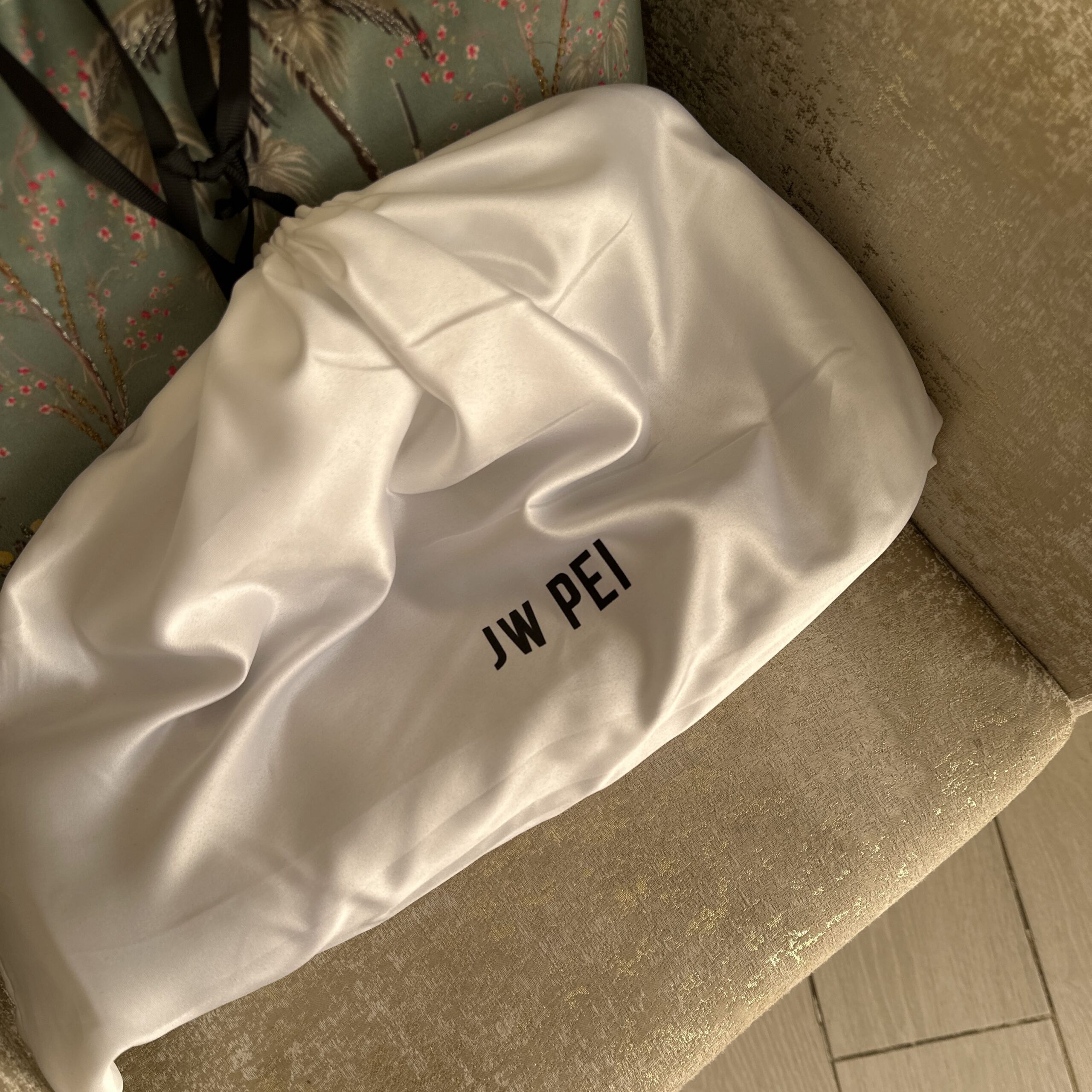 شنطة JW PEI أصلية جديدة لون أسود أنيقة