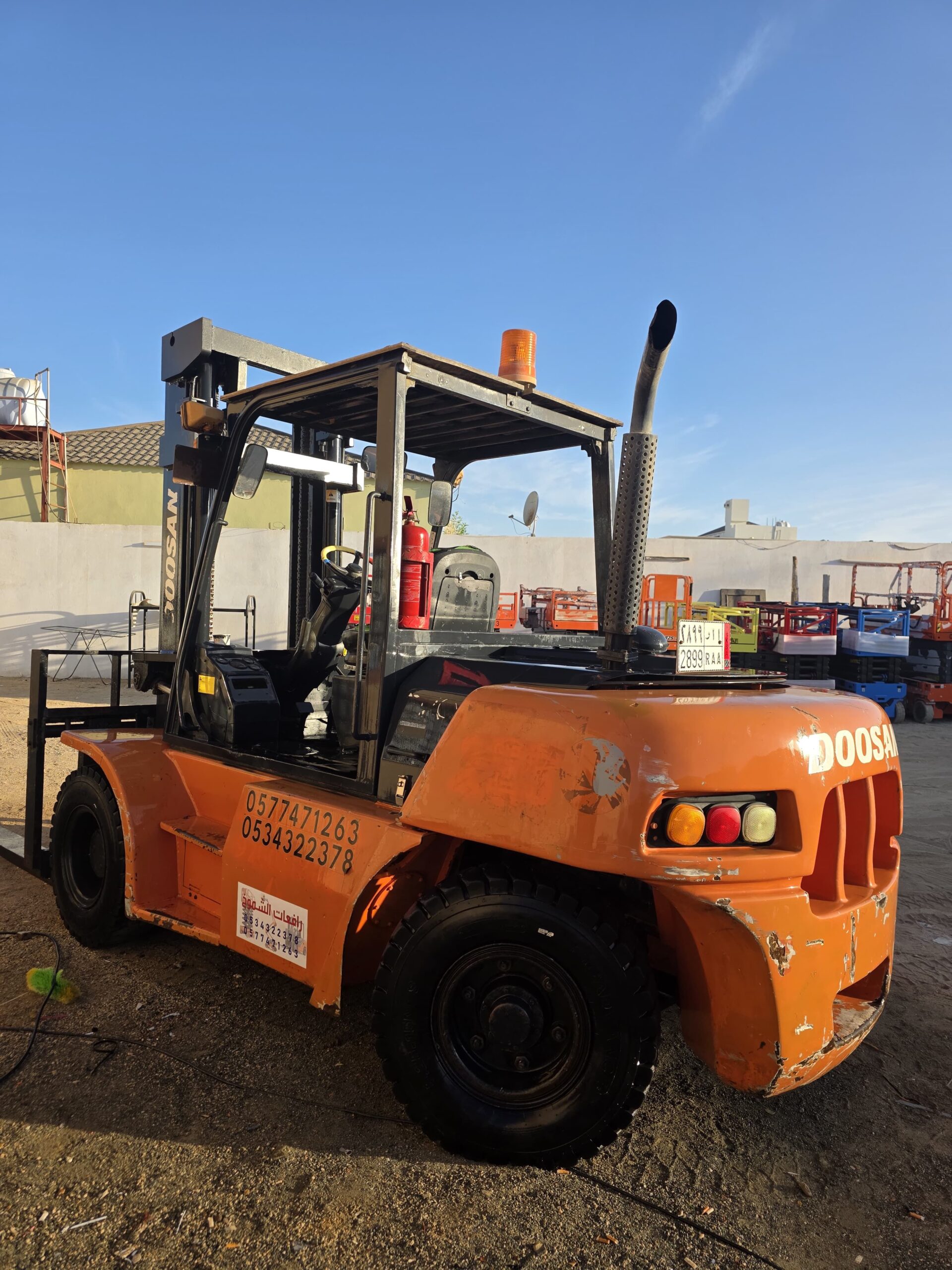 مانلفت للايجار رافعات كهربائية للايجار رافعه شوكيه