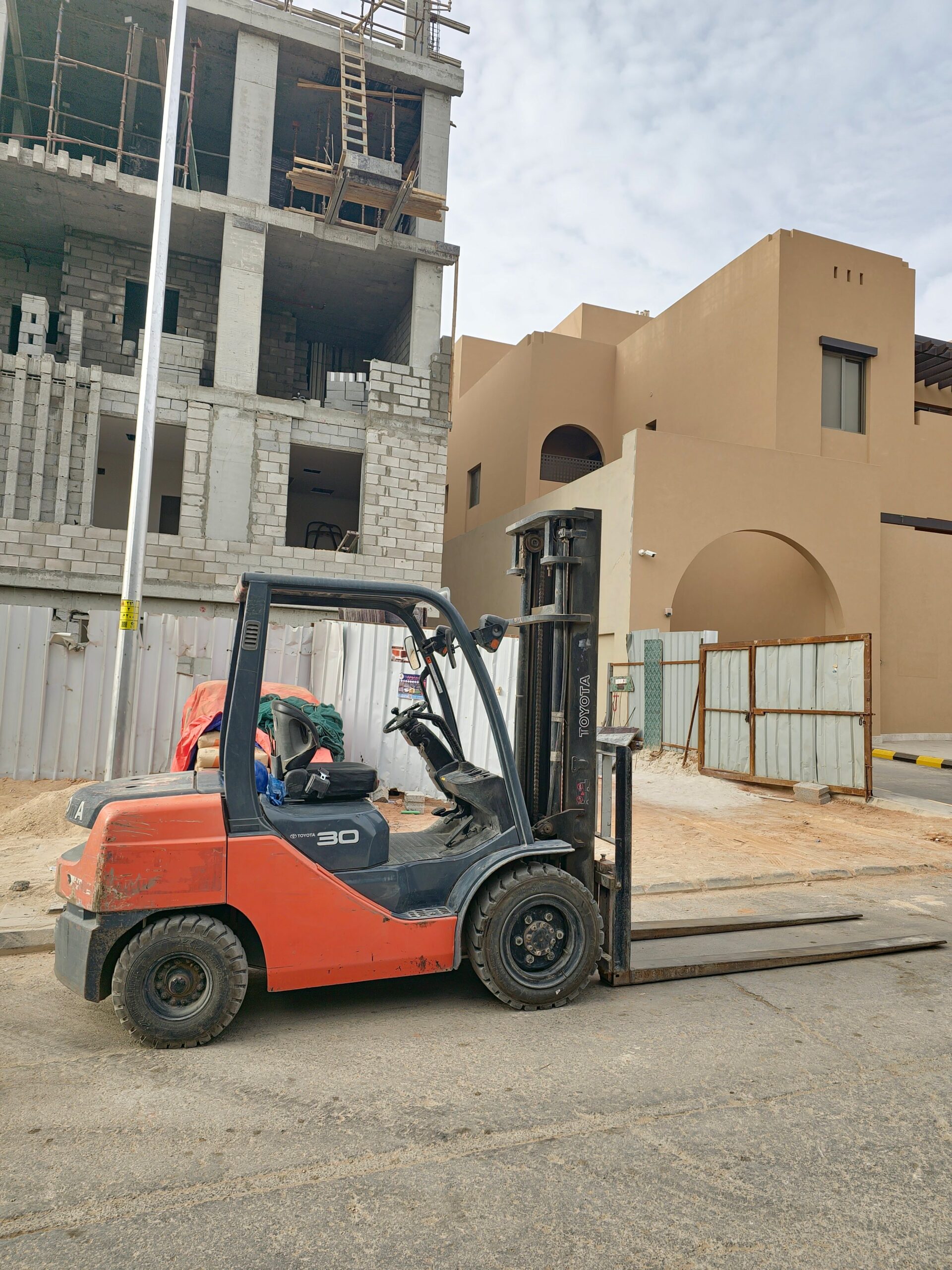 تاجير رافعه شوكية فوركلفت للايجار