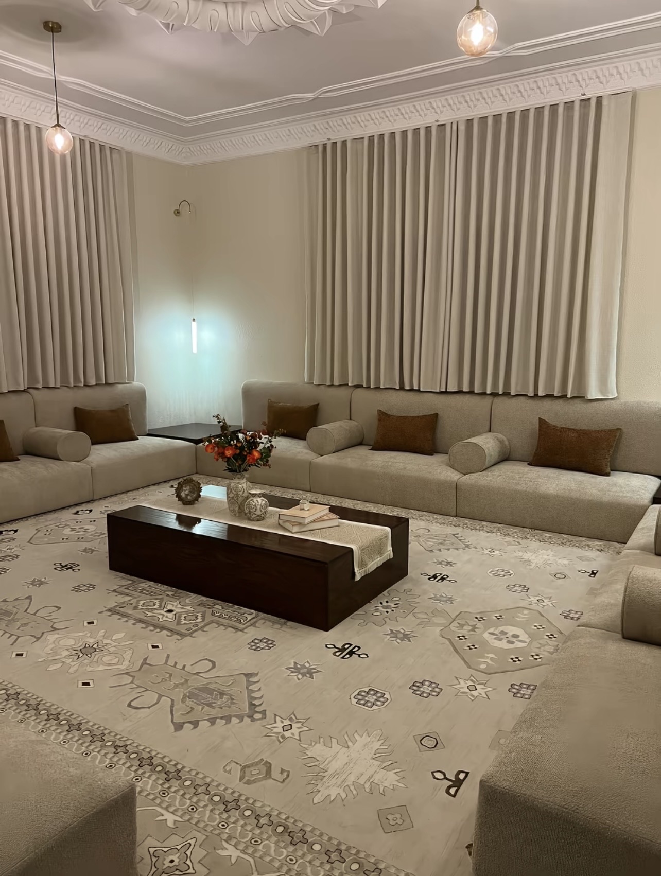 Sofa and curtains تفصیل کنب مجالس ستایر