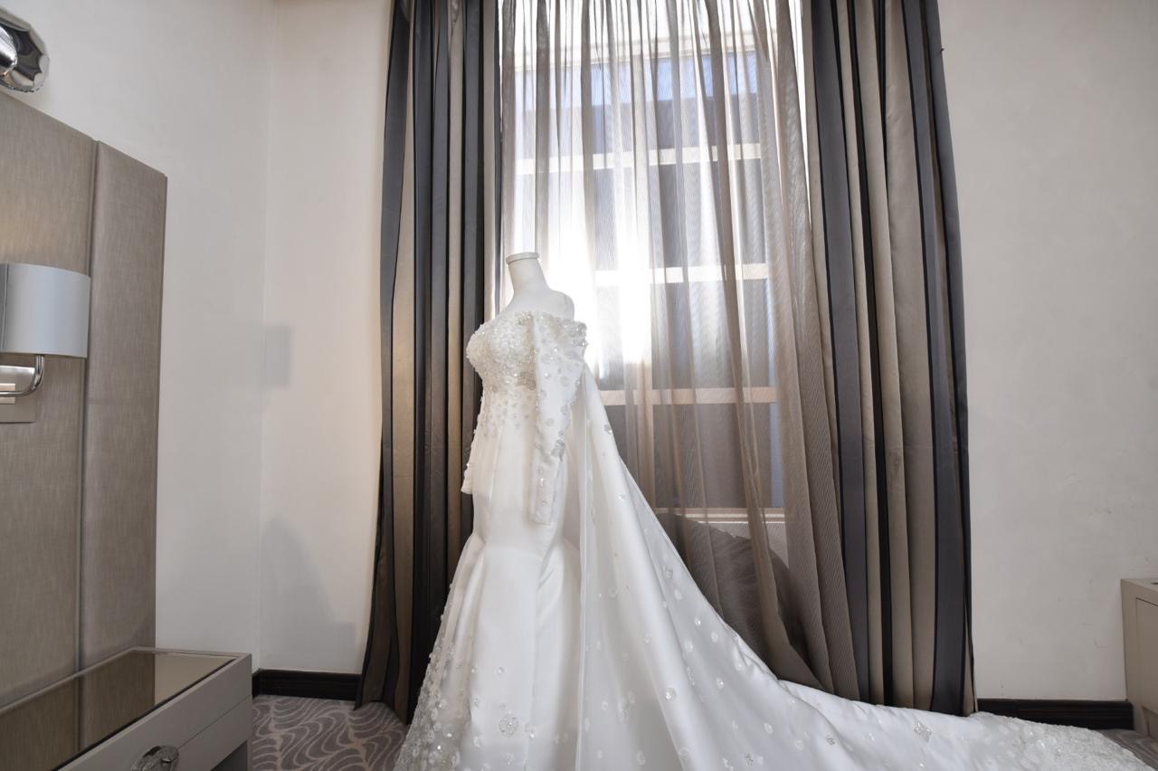 فستان زواج بطرحة وعباية بيضاء ووشاح كما في الصوره