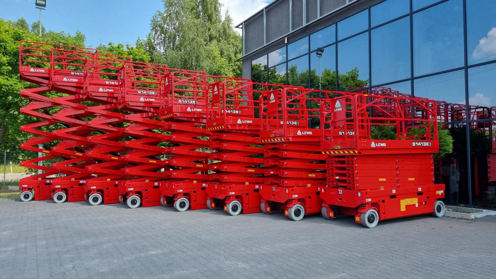 تأجير رافعات مقصية سيزرلفت / 8–18م للإيجار بالدمام