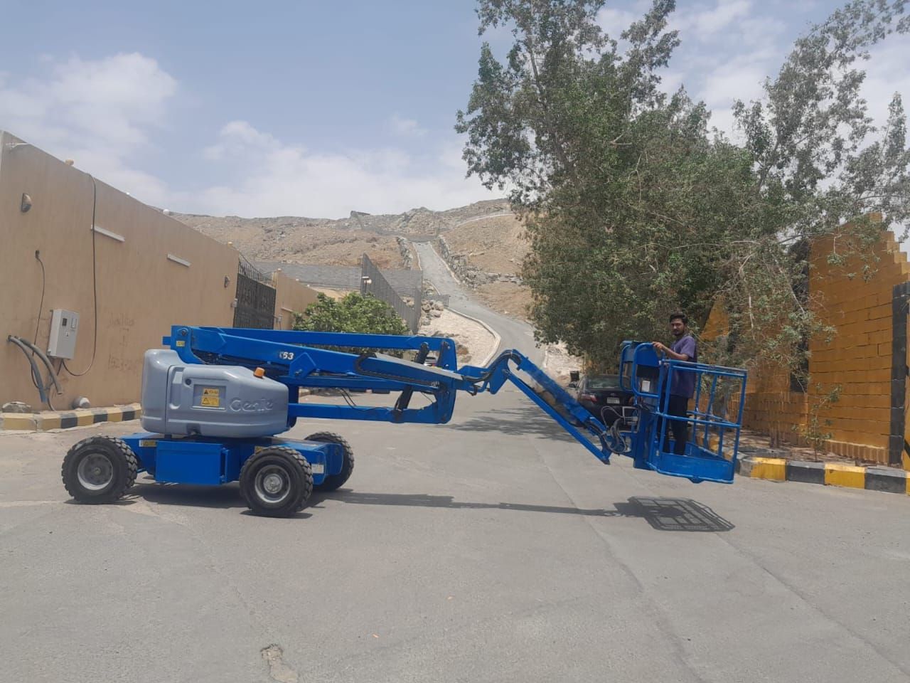 سيزر لفت للايجار رافعه شوكيه للايجار مانلفت للايجا